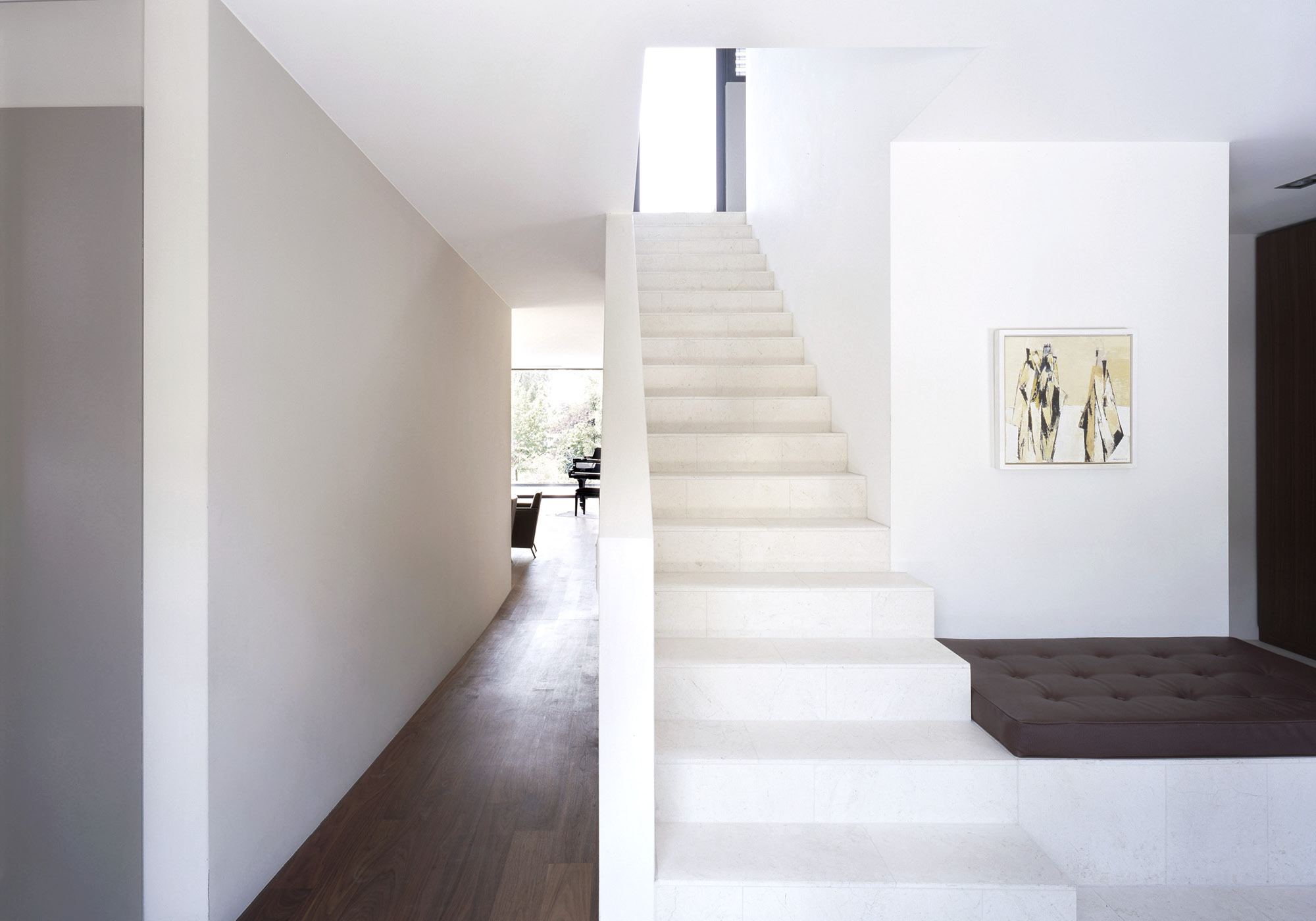 White staircase with upholstered bench – Single-family house in Uitikon