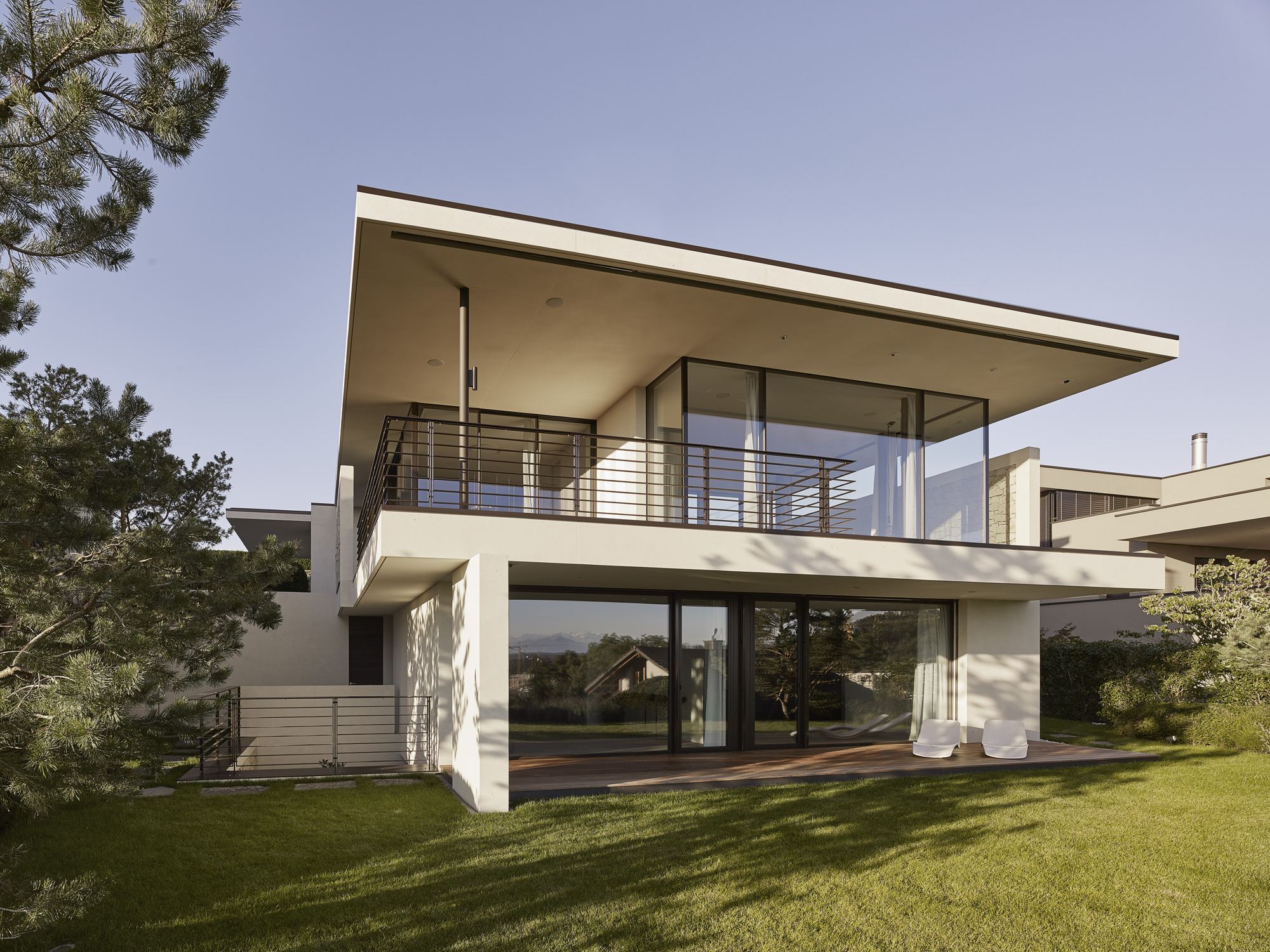 House with wide cantilevered roof over the terrace – Single-family house in Uitikon