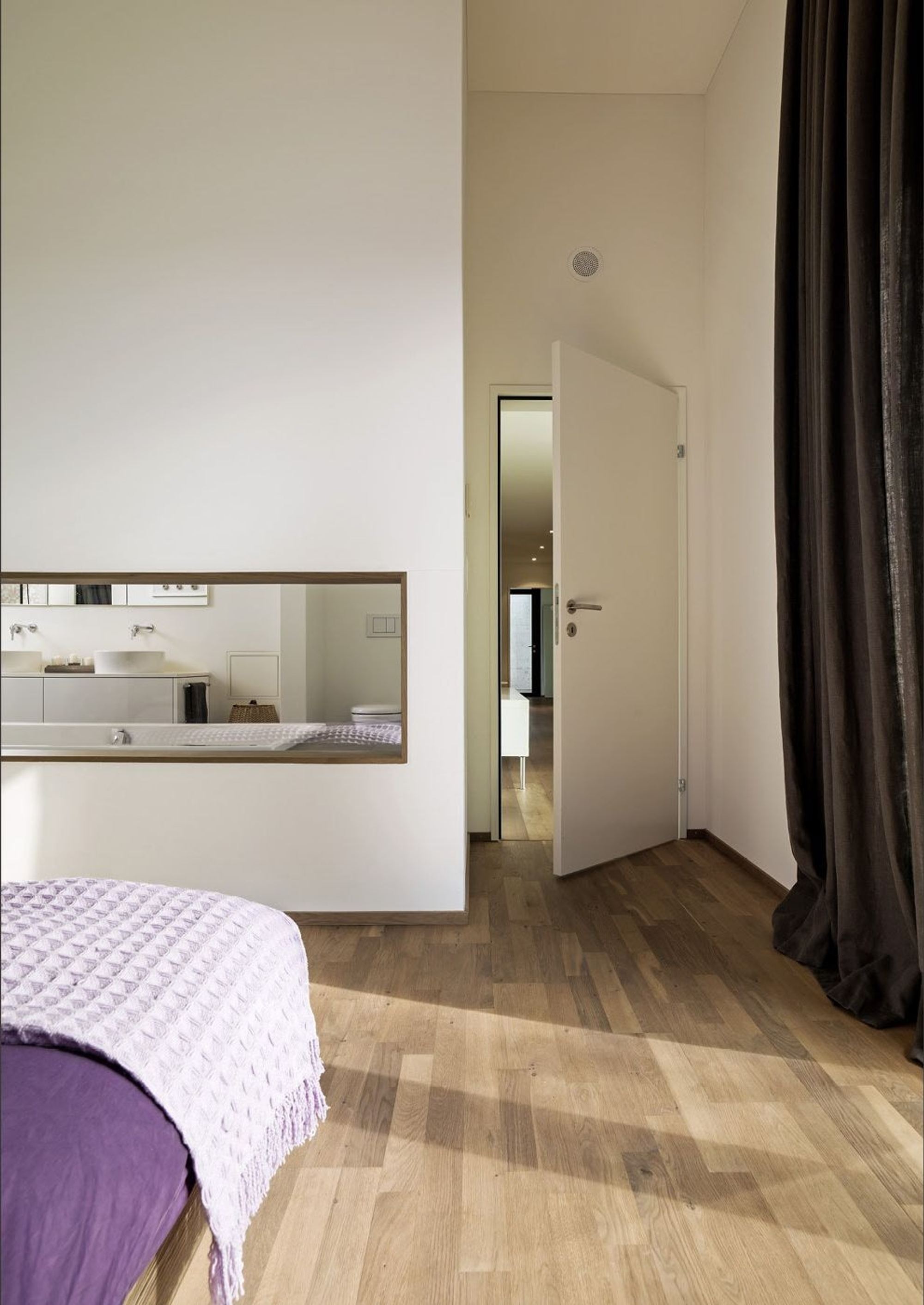 Bedroom with view into the hallway – Single-family house in Uitikon