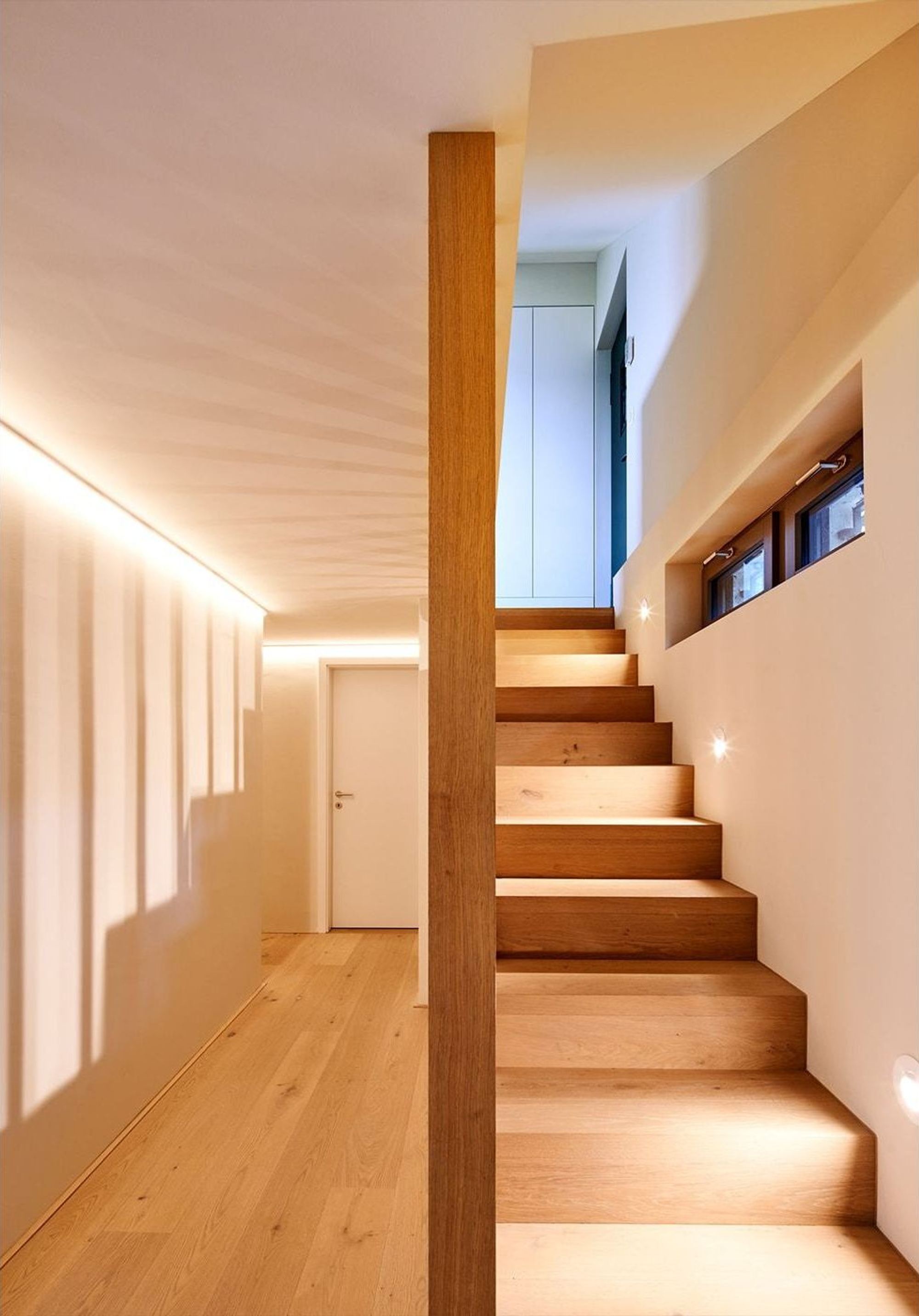 Holztreppe mit Lichtband und Holzstütze – Innenausbau und Umgebung, Meilen