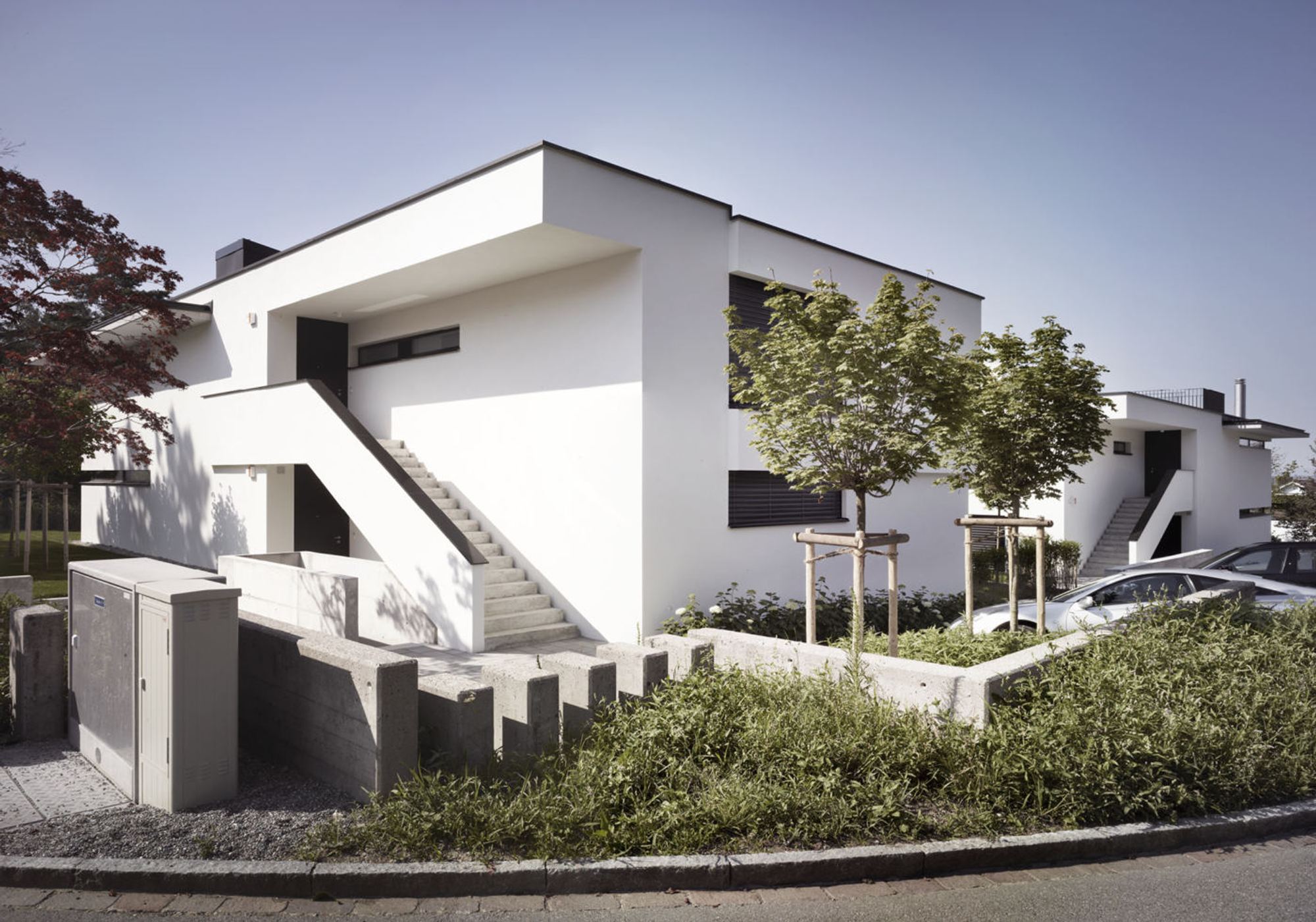 Outside staircase and front garden by the street – Apartment building in Uitikon