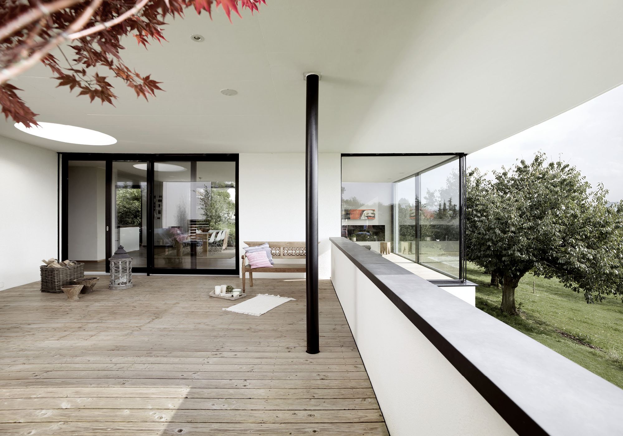 Timber terrace with column and Japanese maple – Single-family house in Uitikon