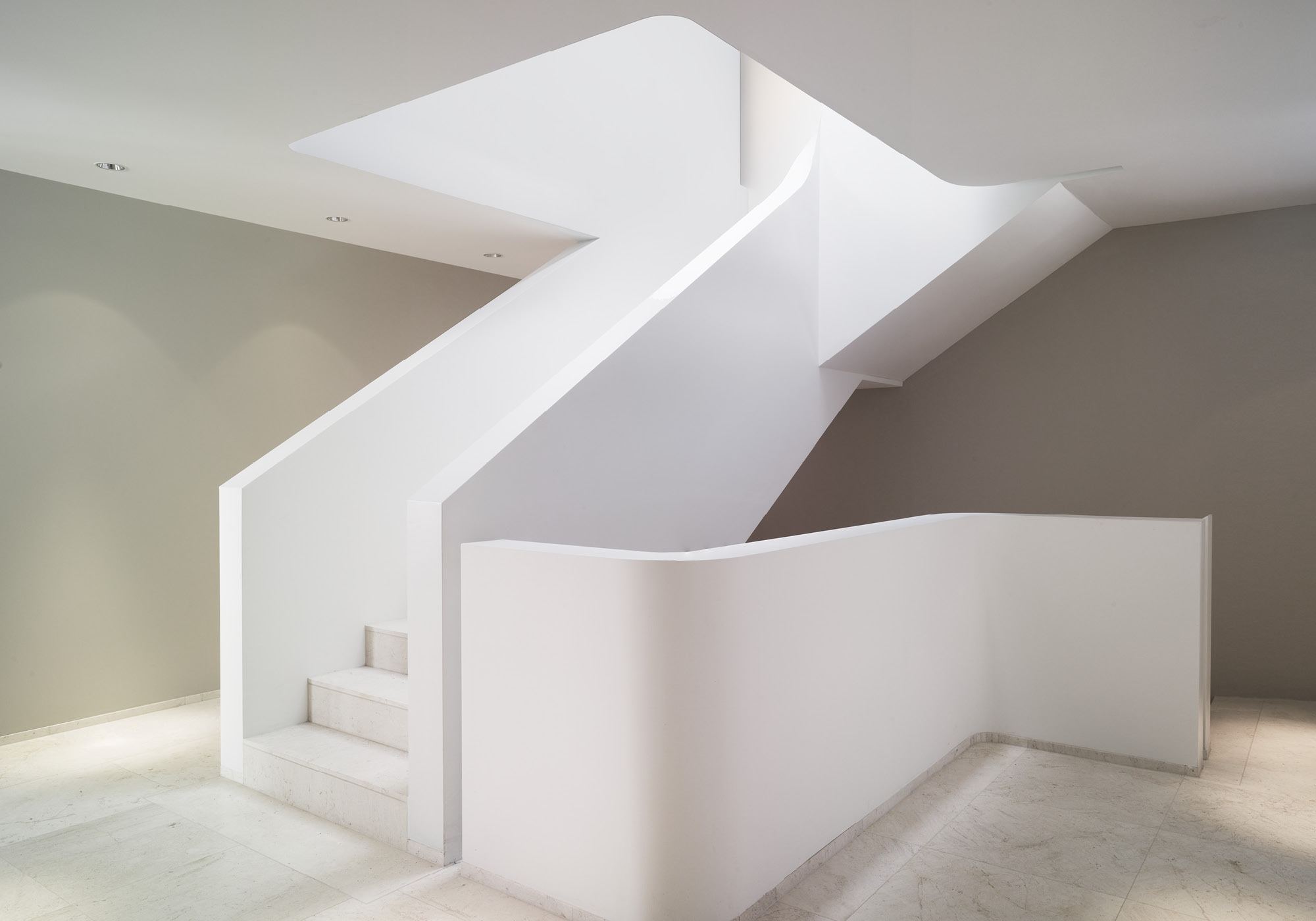 Curved white stair balustrade – Single-family house in Uitikon