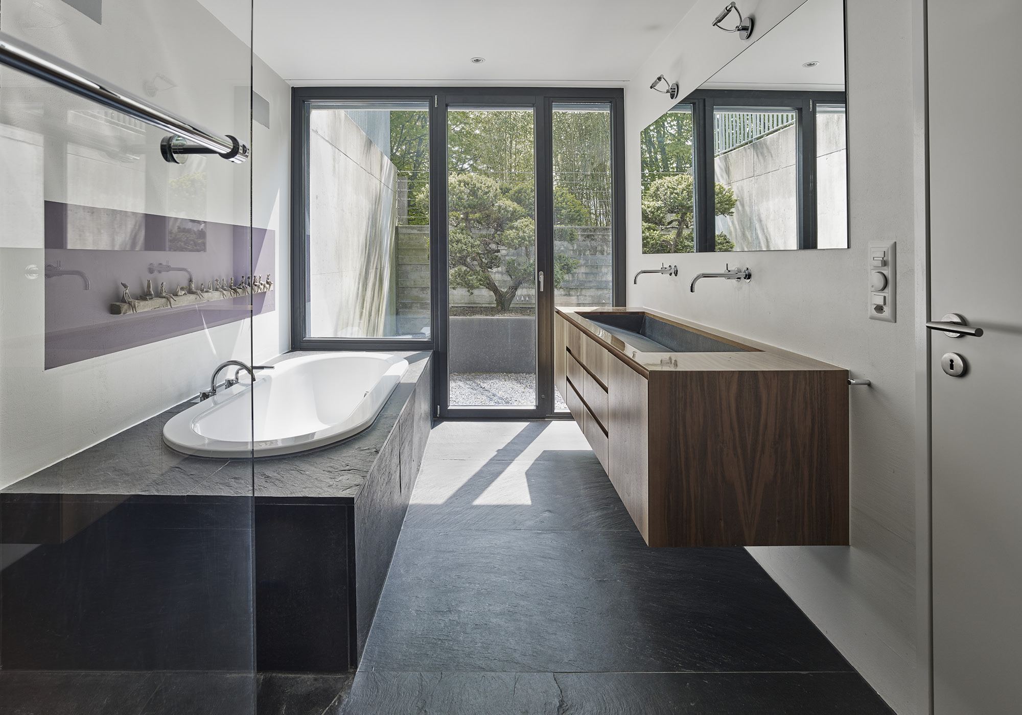 Bathroom with bath and timber vanity – Apartment building in Uitikon