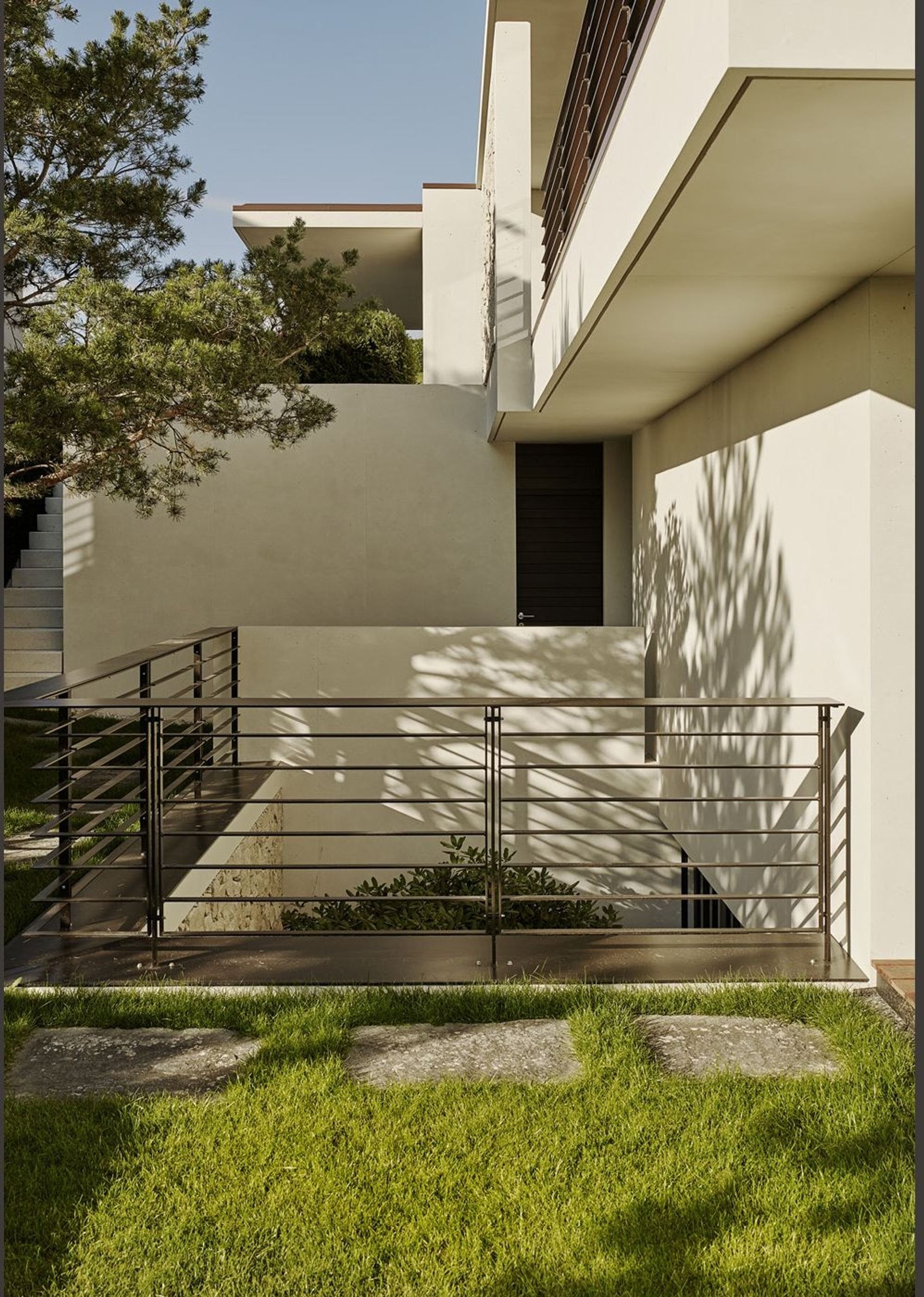 Terraced outdoor area with stairs and railing – Single-family house in Uitikon
