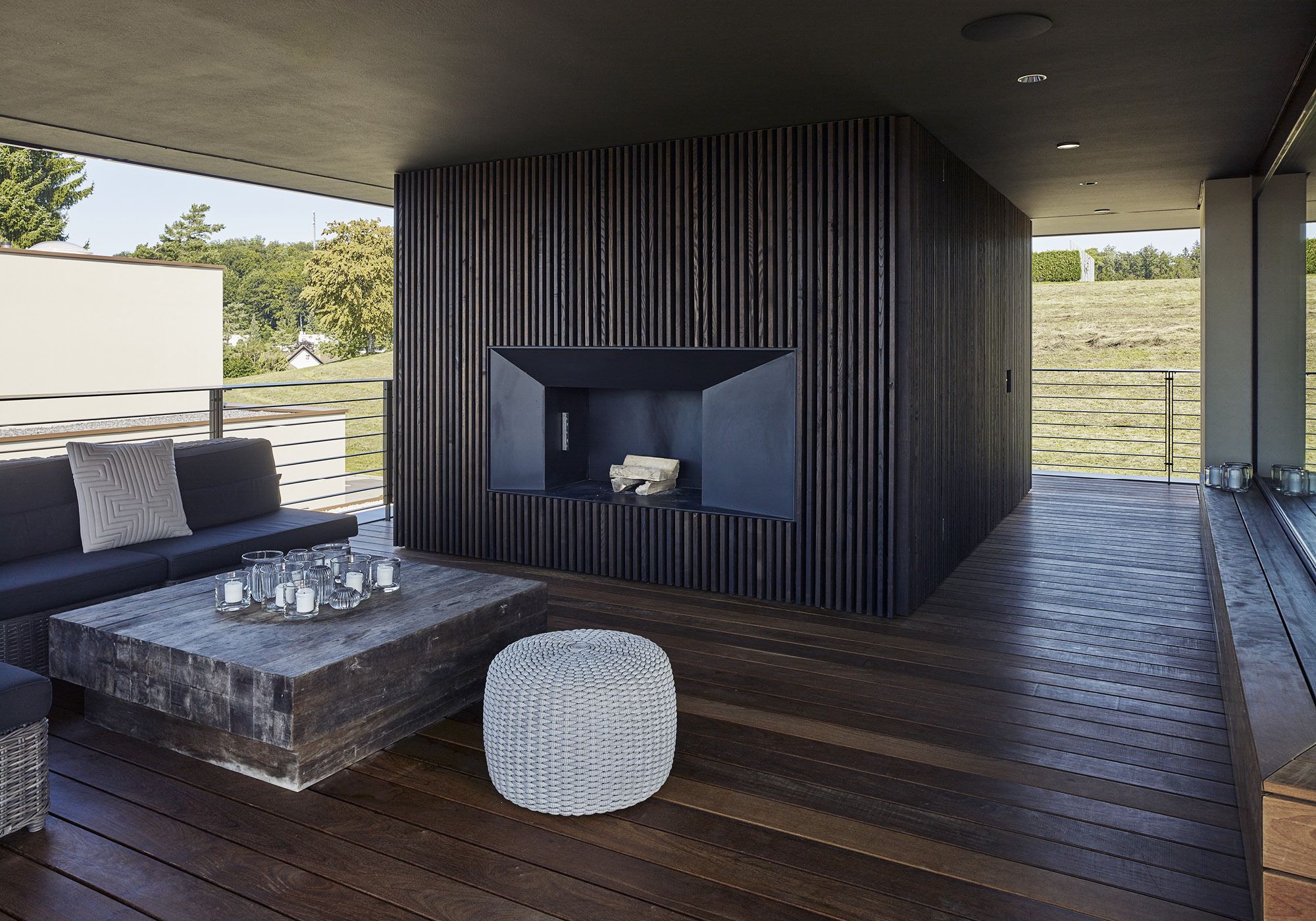 Covered terrace with outdoor fireplace – Single-family house in Uitikon