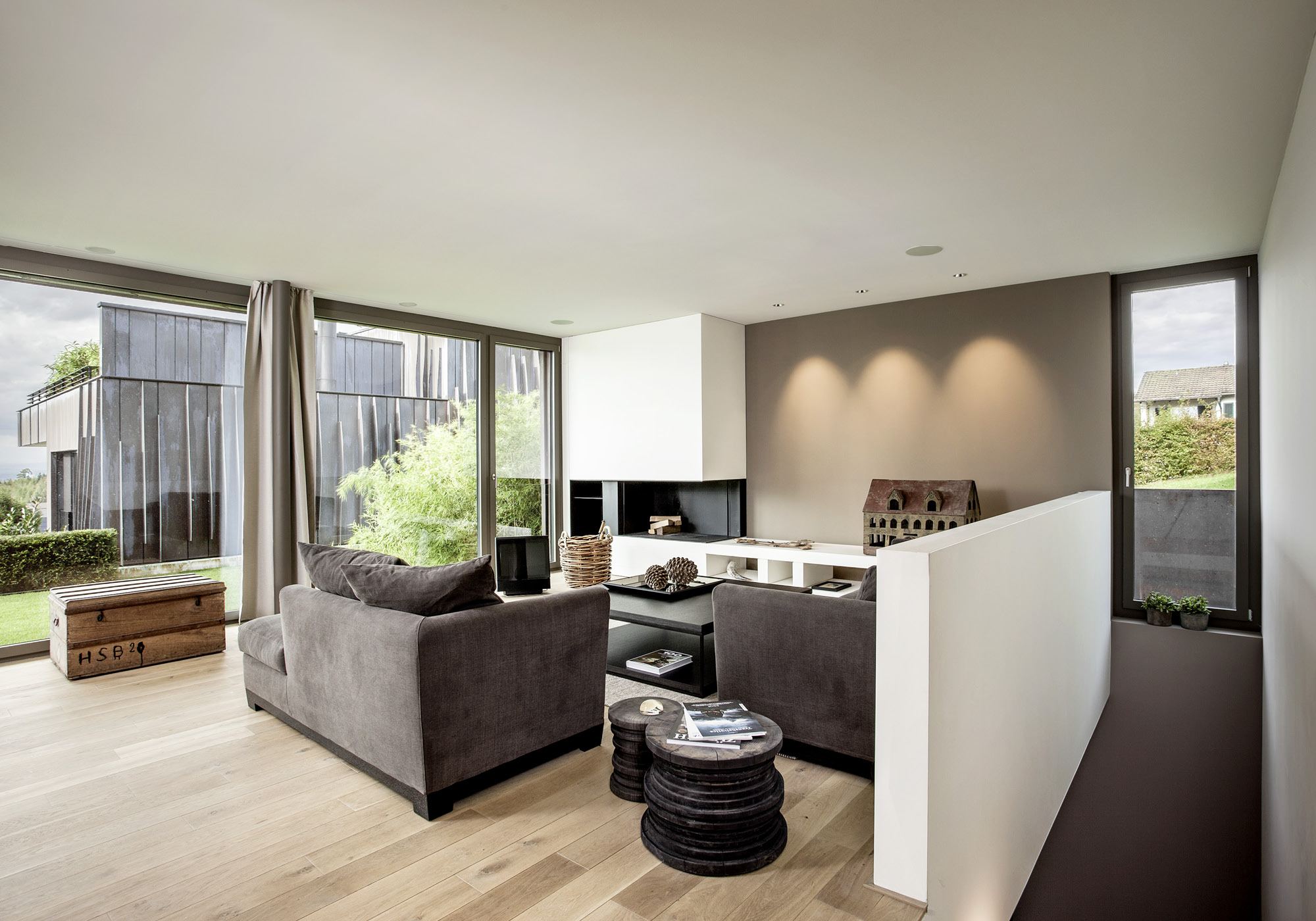 Living room with sofa and fireplace – Apartment building in Uitikon