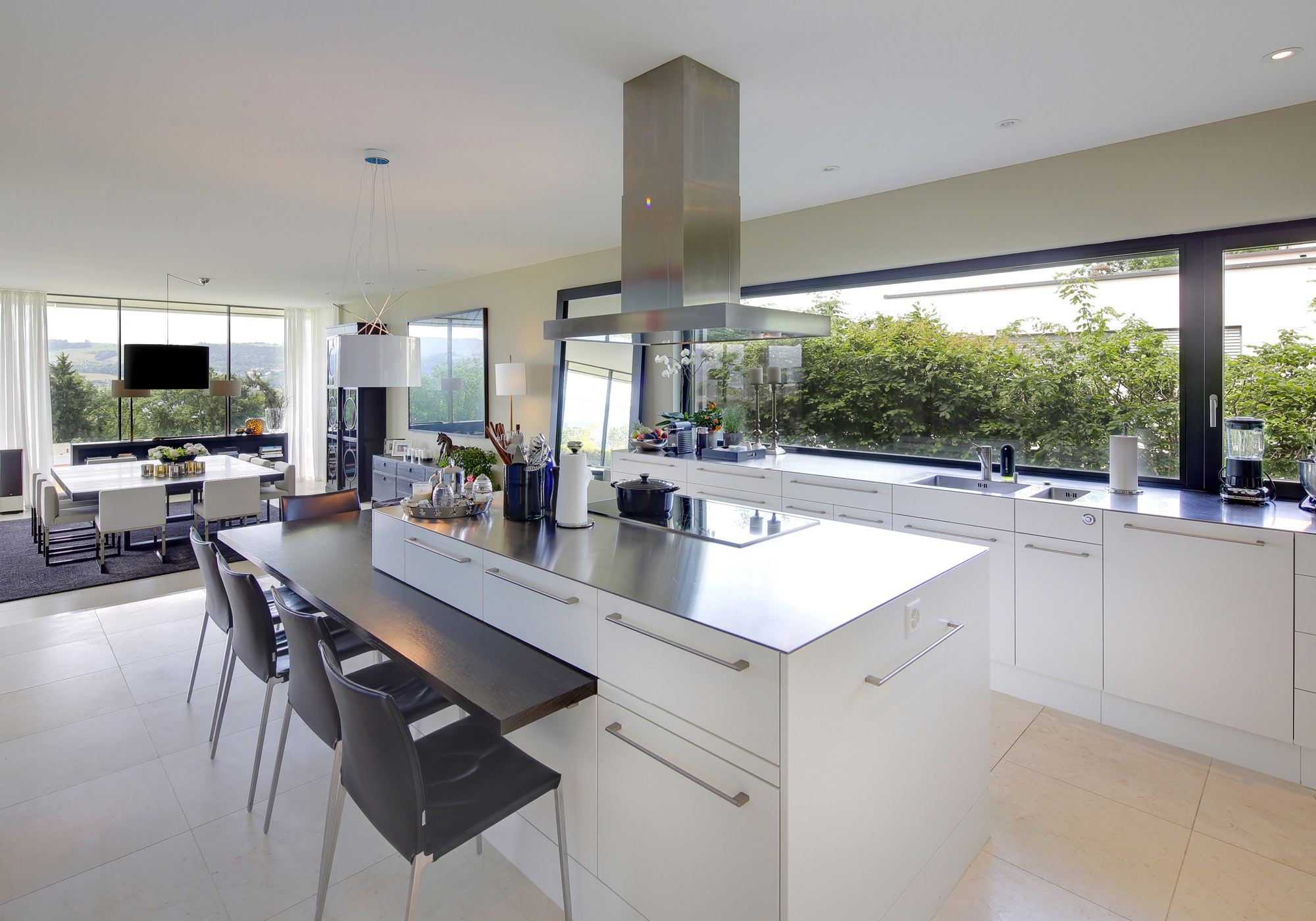 Open kitchen with long island and bar counter – Single-family house in Meilen