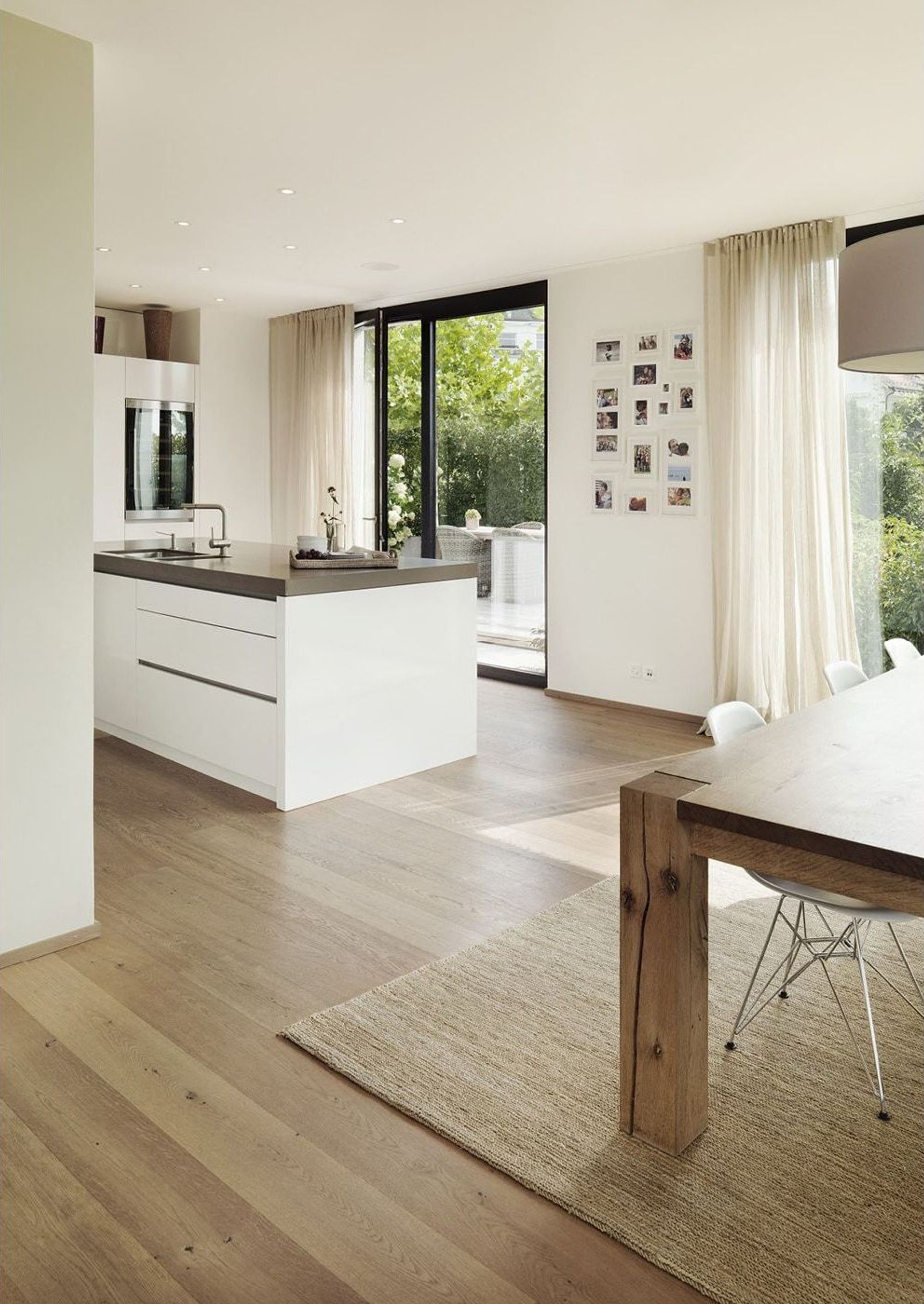 Kitchen with timber table and view outside – Single-family house in Uitikon