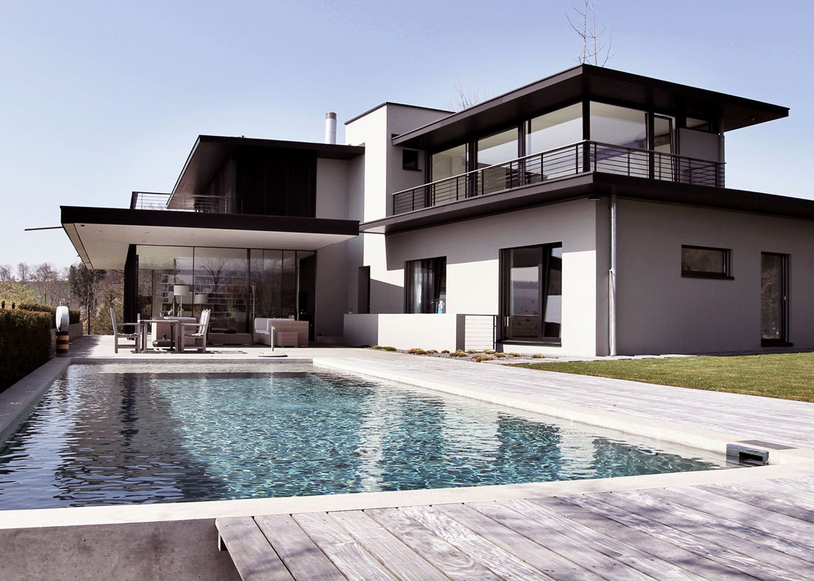 Pool in front of the house with cantilevered roofs