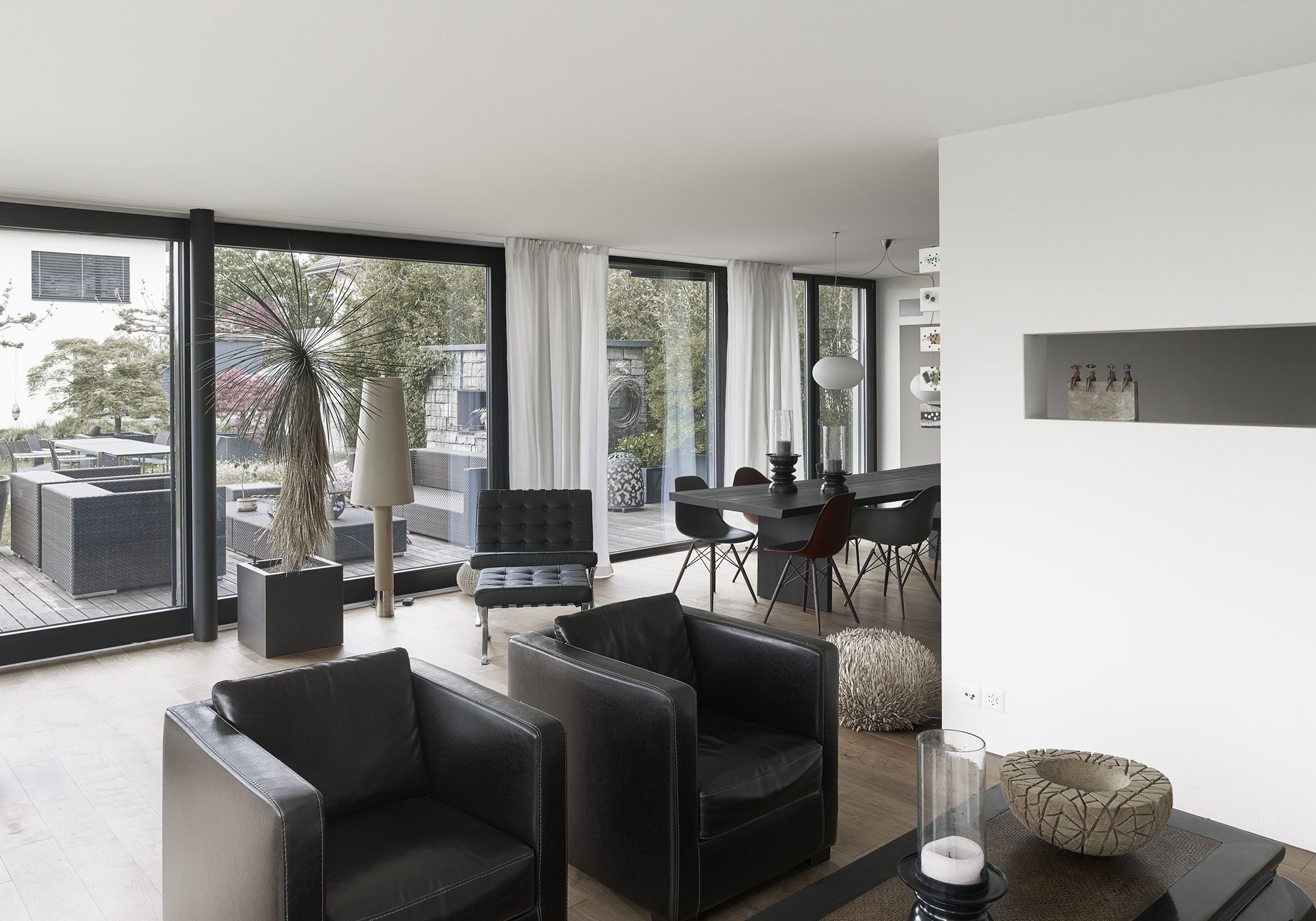 Living space with leather armchairs and dining table – Apartment building in Uitikon