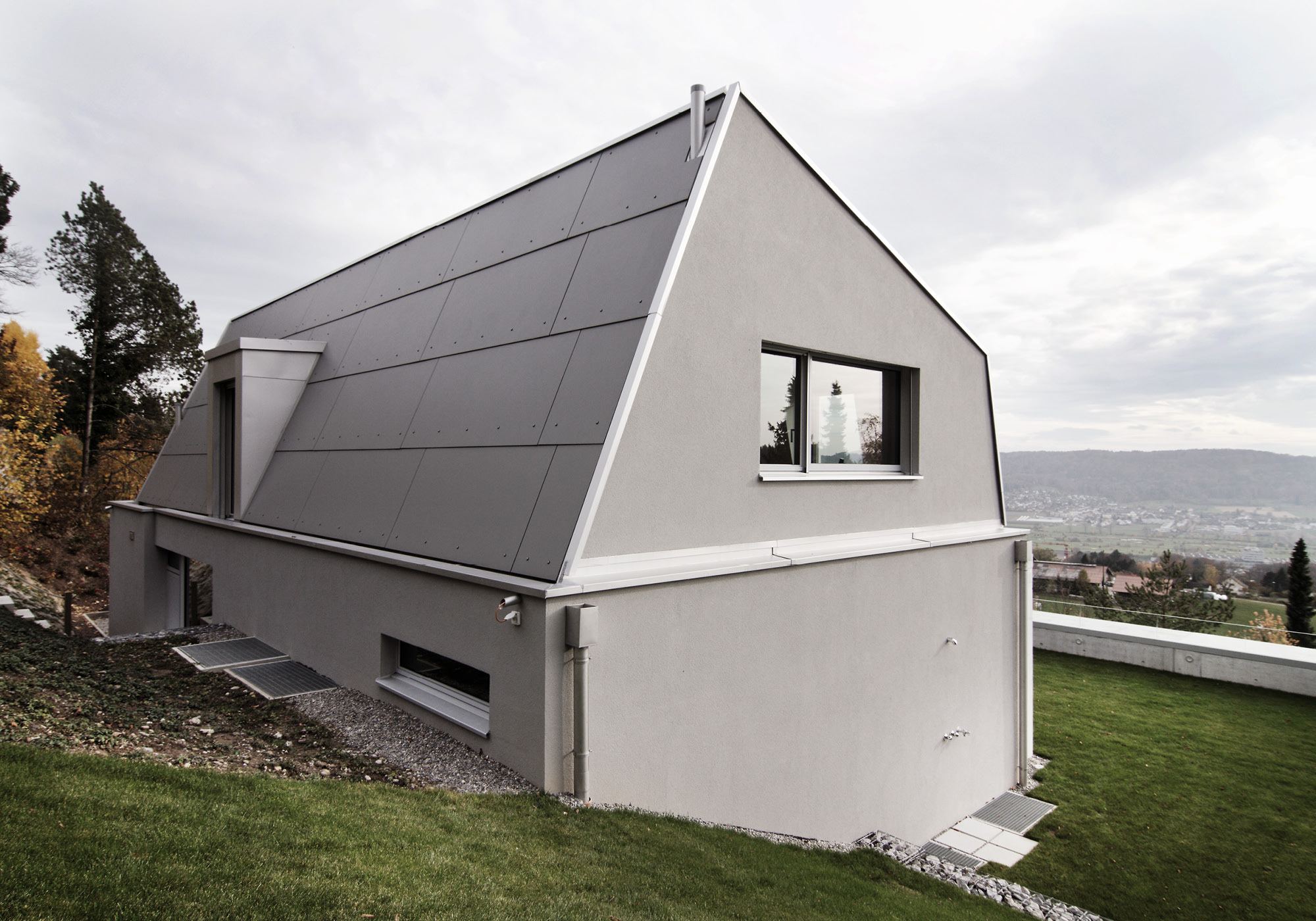 Gable with grey roof cladding and window – Single-family house in Boppelsen