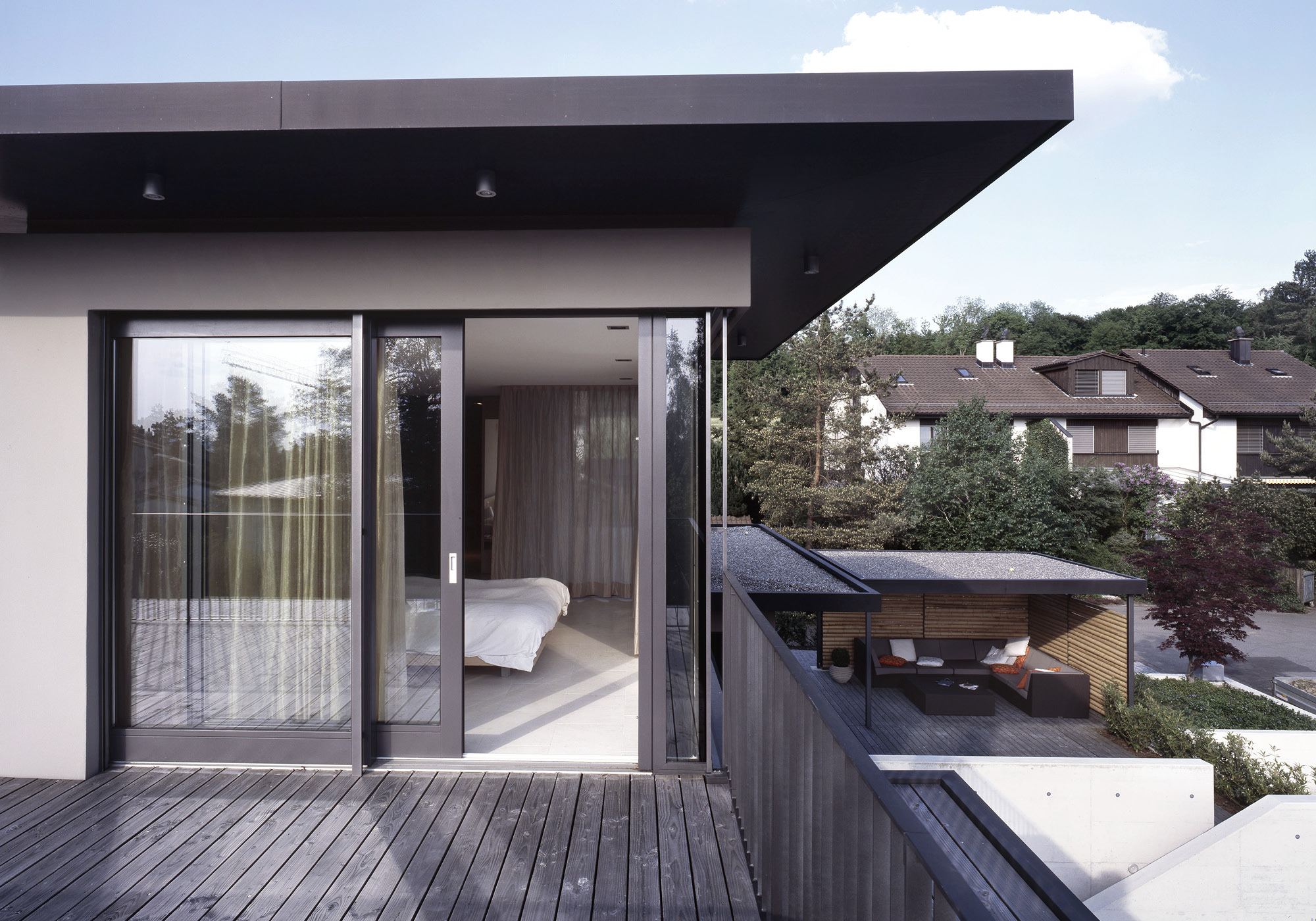 Balcony with timber floor outside the bedroom – Single-family house in Uitikon