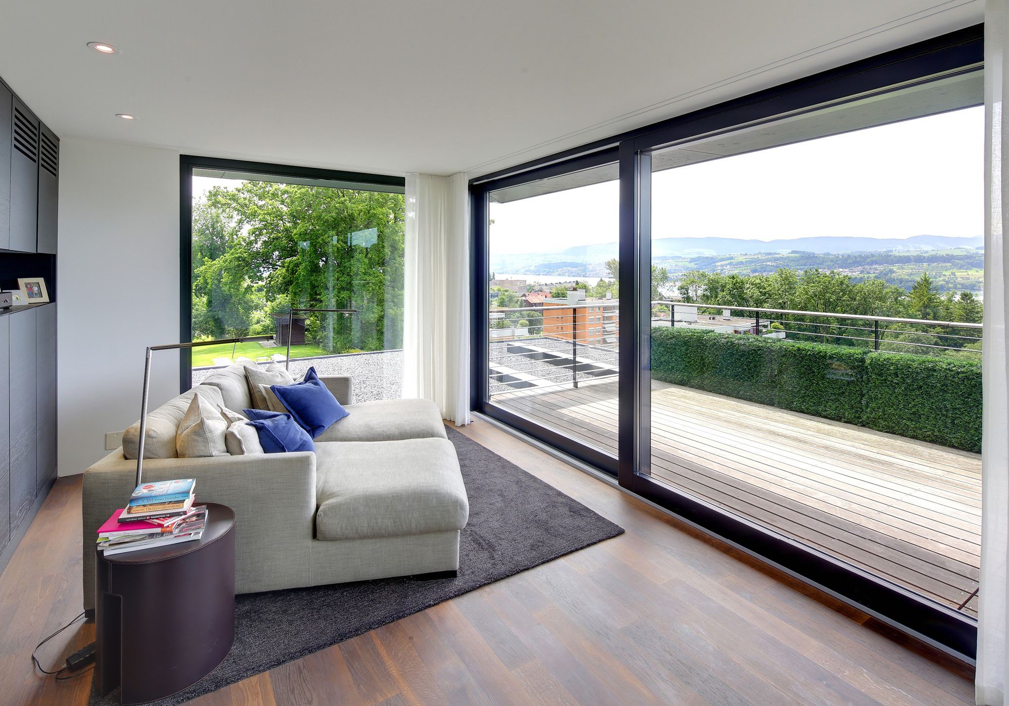 Sofa by the window with view of Lake Zurich – Single-family house in Meilen