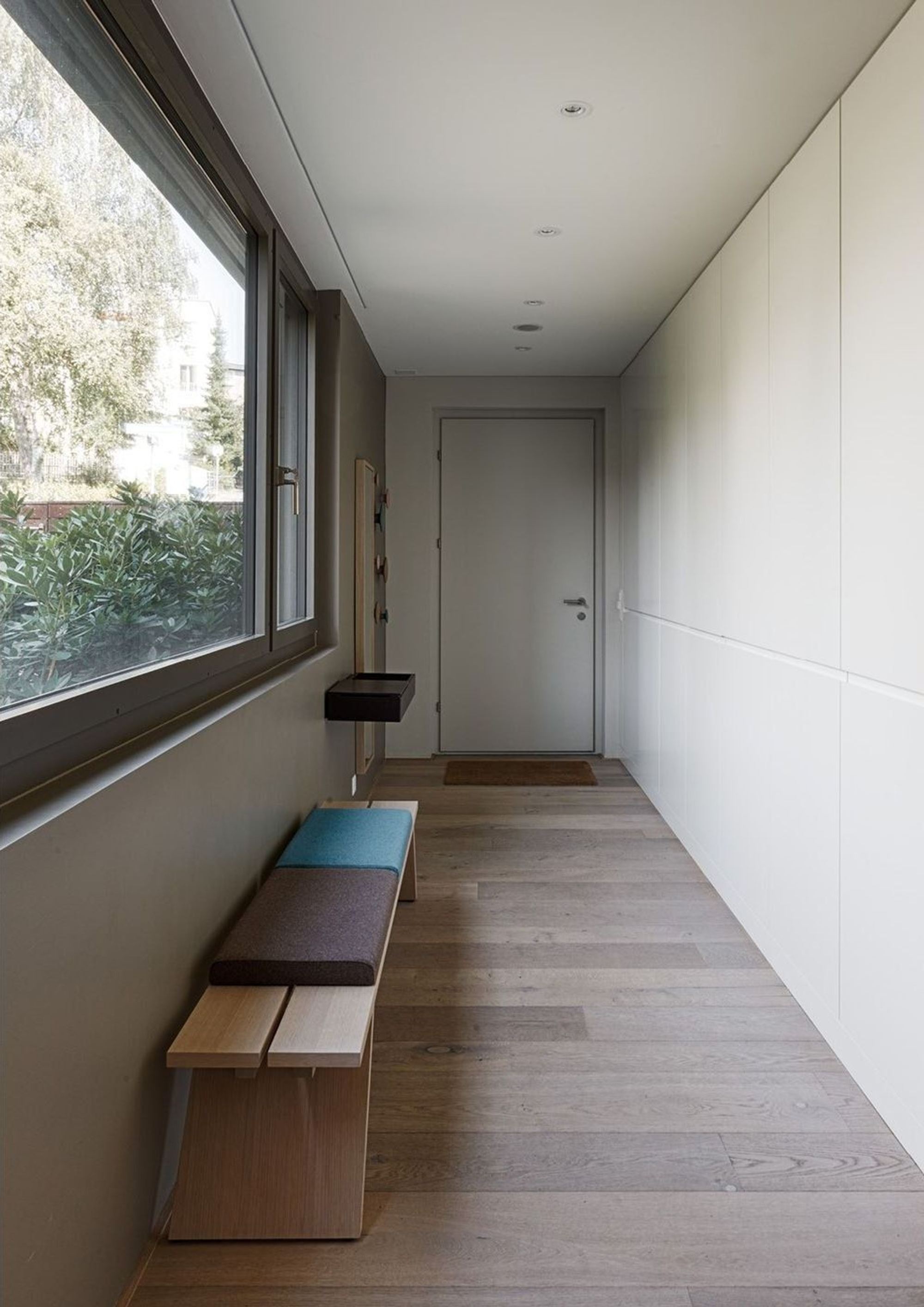 Flur mit Sitzbank und Fensterband – Einfamilienhaus in Zürich