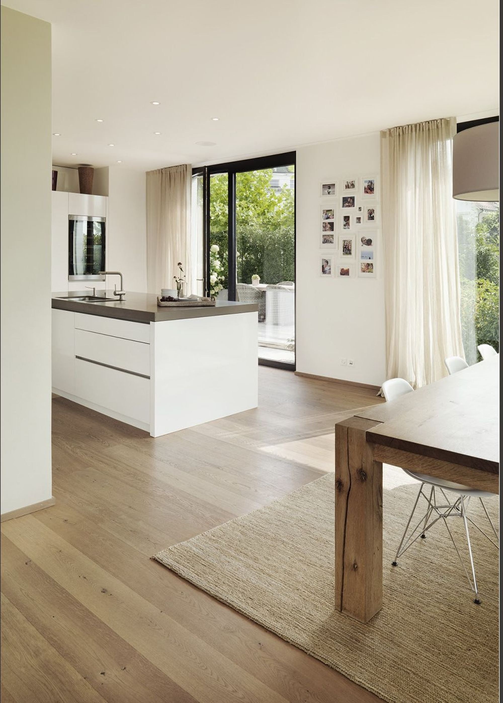 Kitchen with timber table and view outside – Single-family house in Uitikon