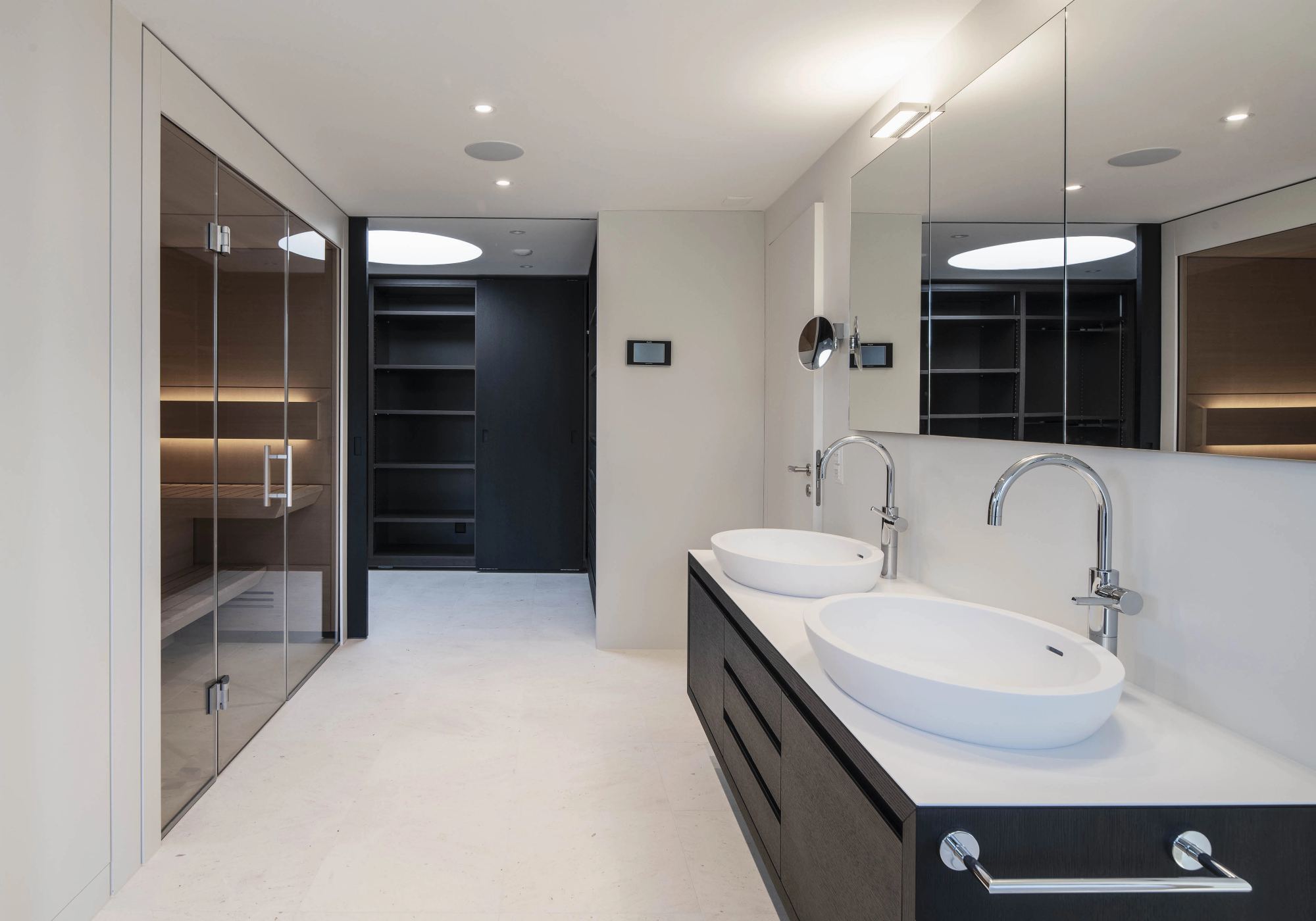 Bathroom with double washbasin and view to the dressing room – Single-family house in Uitikon