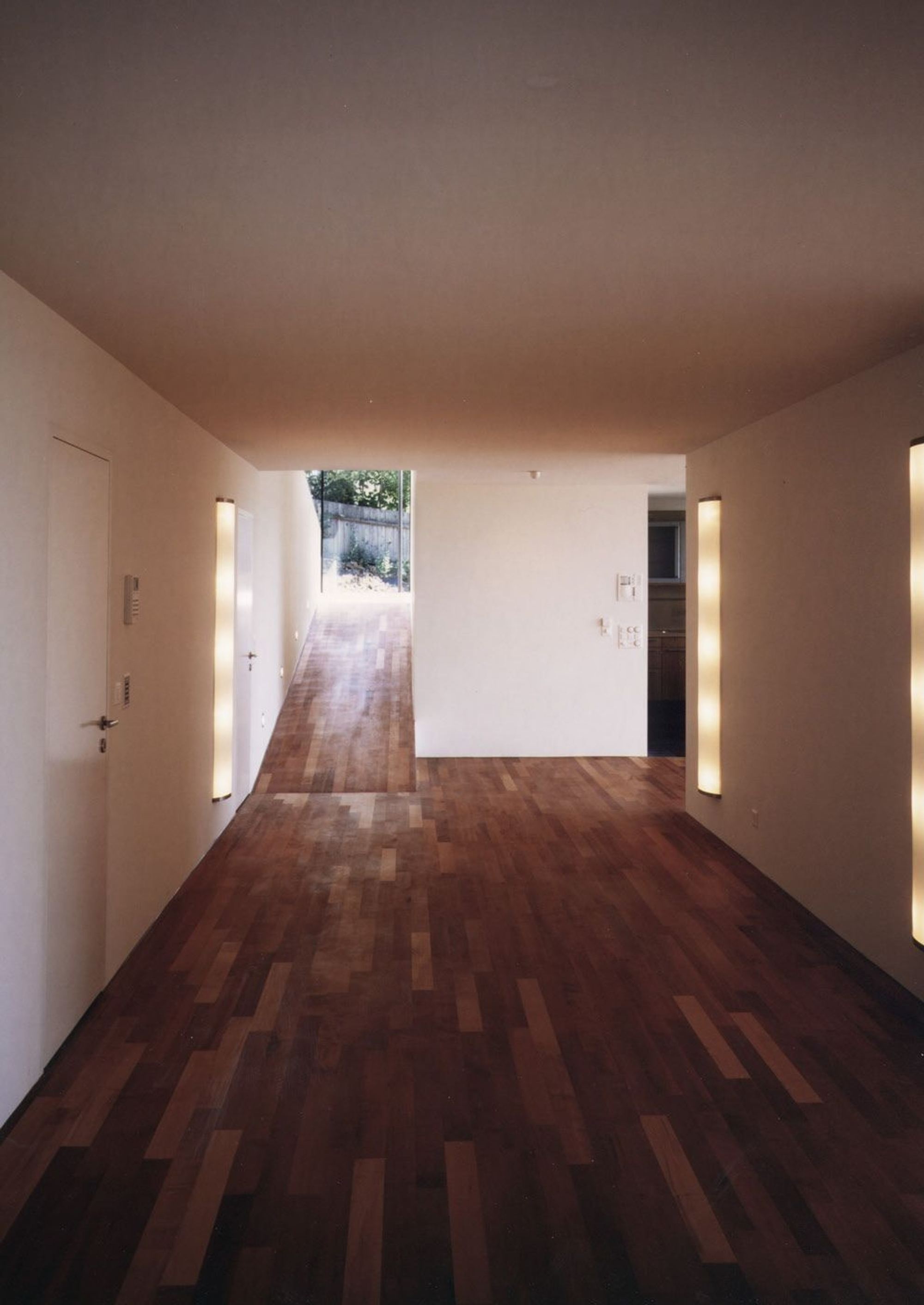 Hallway with timber floor and wall lights – Single-family house in Uitikon