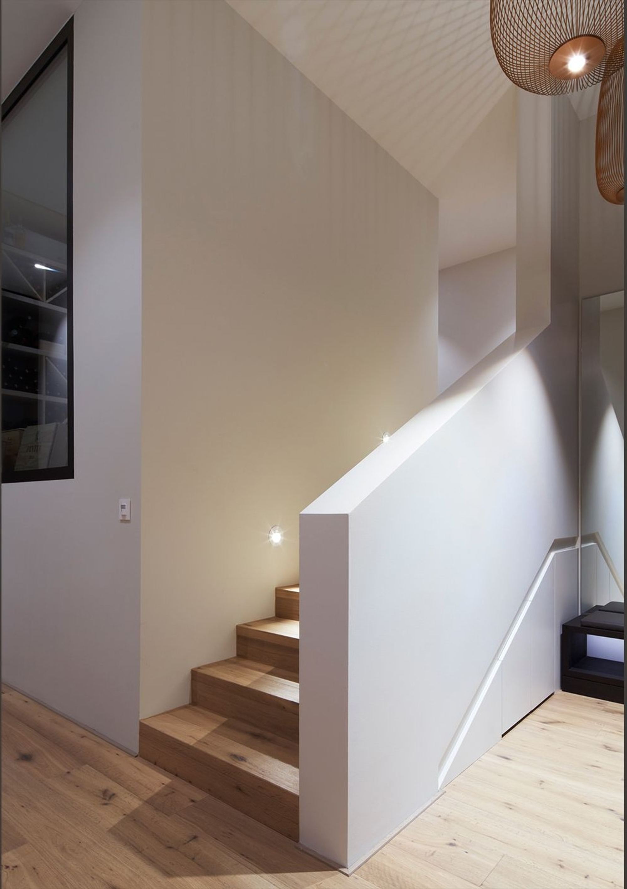 Staircase with solid balustrade and handrail – Single-family house in Herrliberg