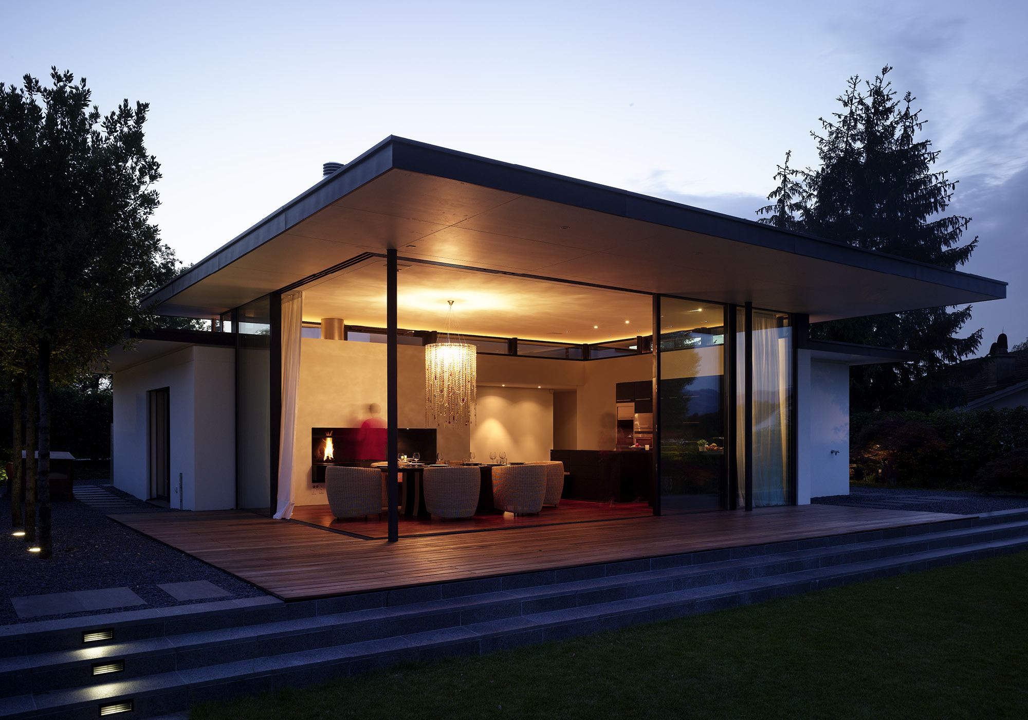 Illuminated living space beneath the cantilevered roof – Single-family house in Lachen