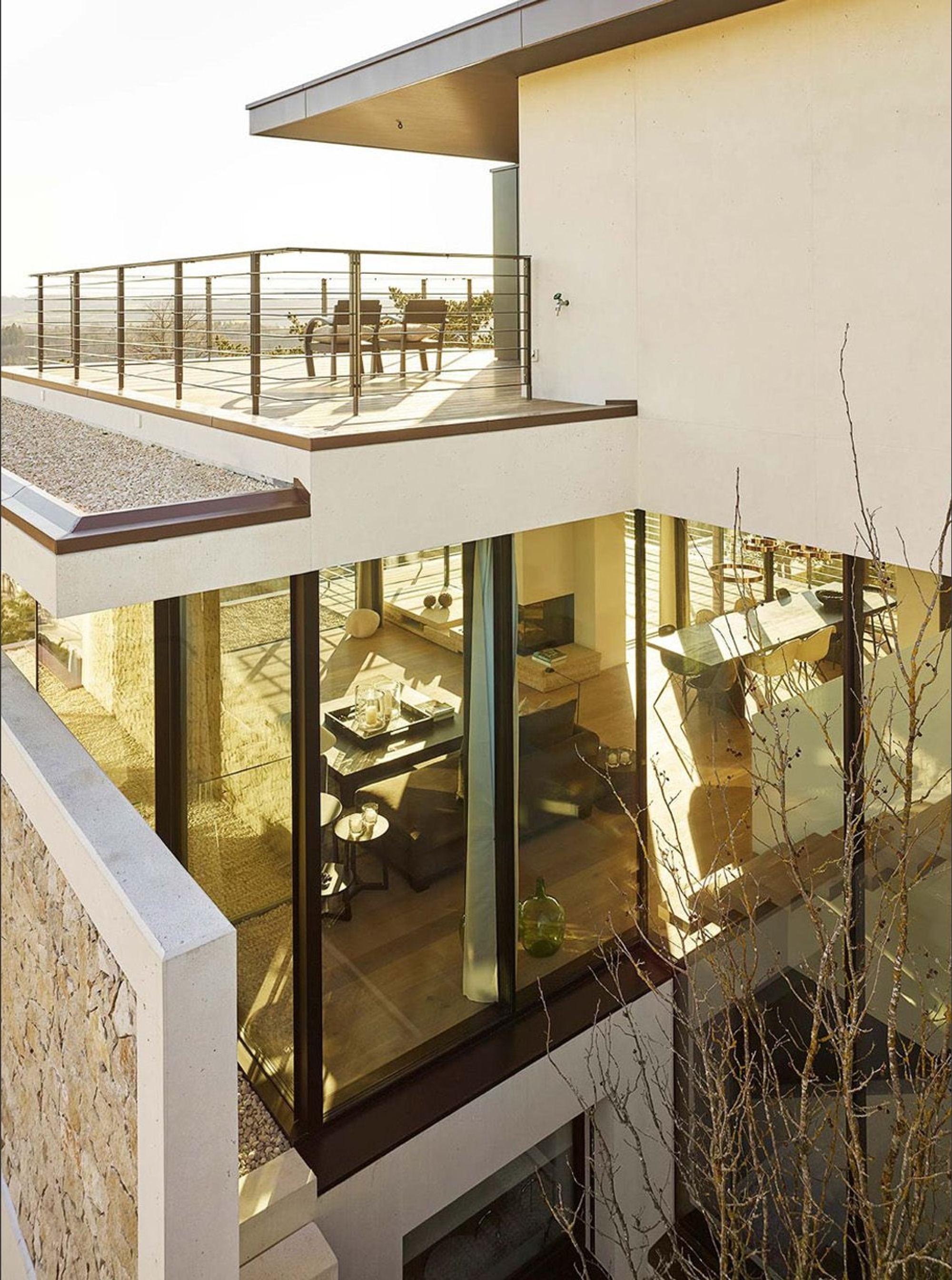 View from above onto terrace and glass front – Single-family house in Uitikon