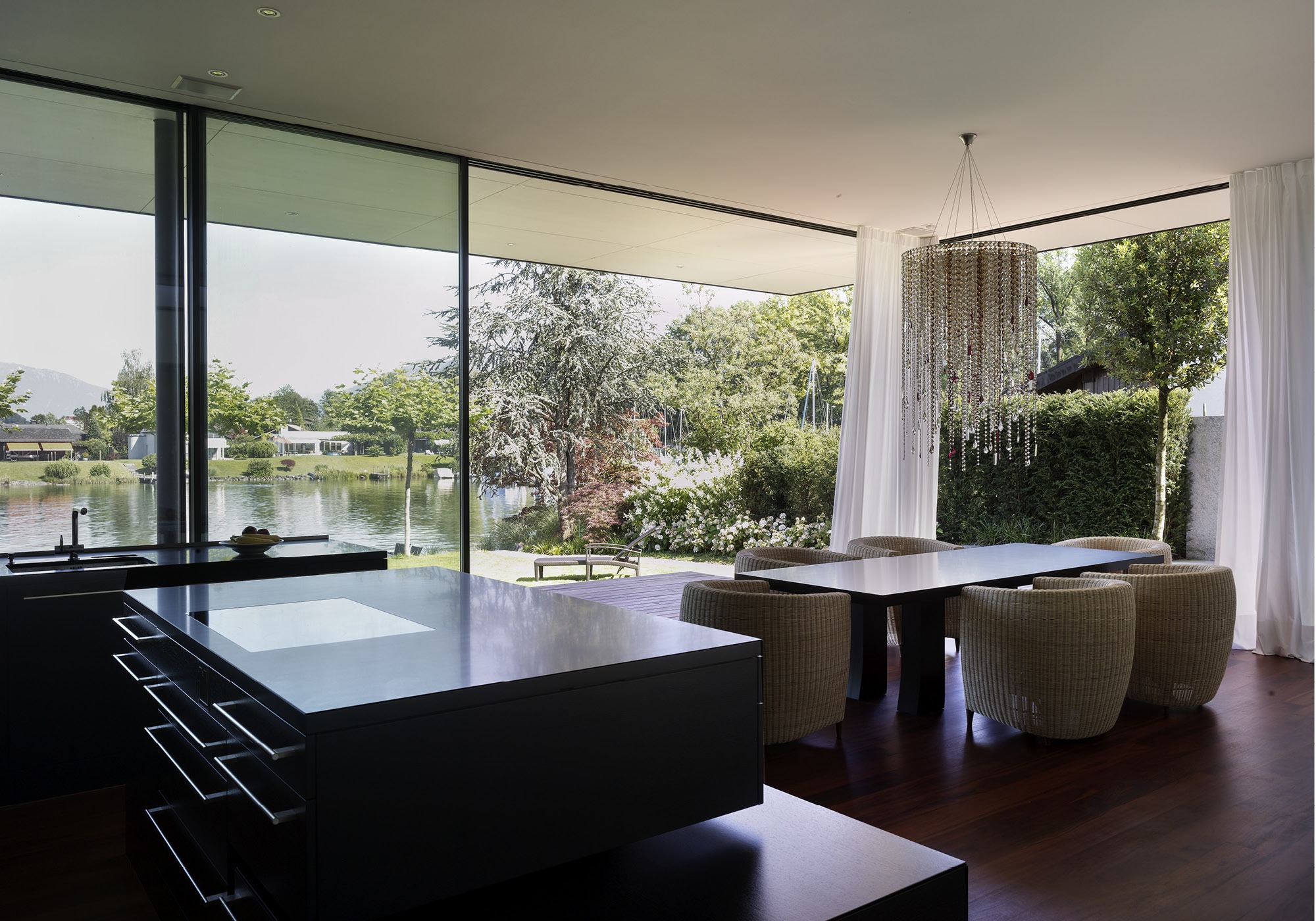 Dark island with view of the water – Single-family house in Lachen