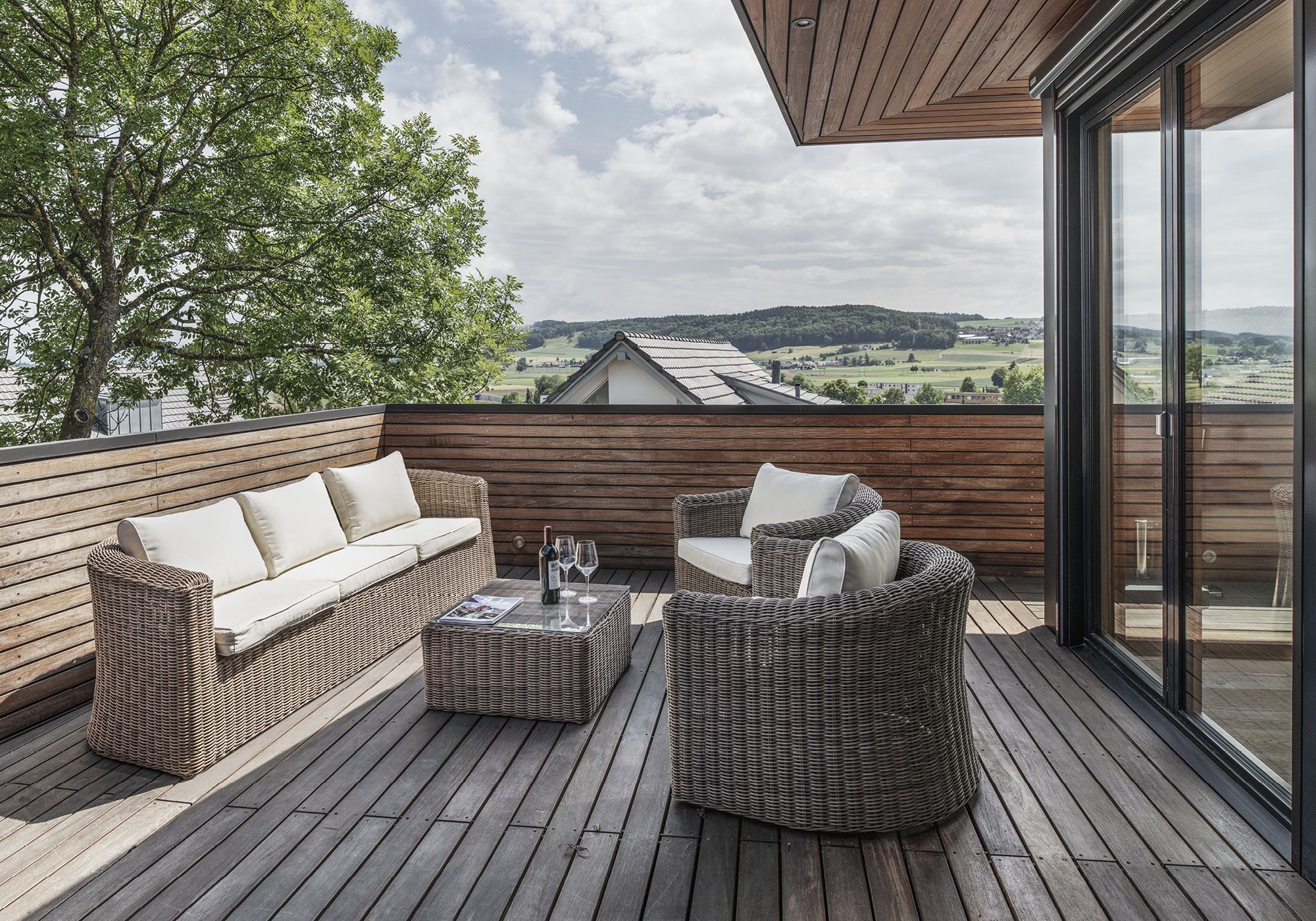 Roof terrace with rattan lounge and open view – Interiors and landscape, Wohlen AG
