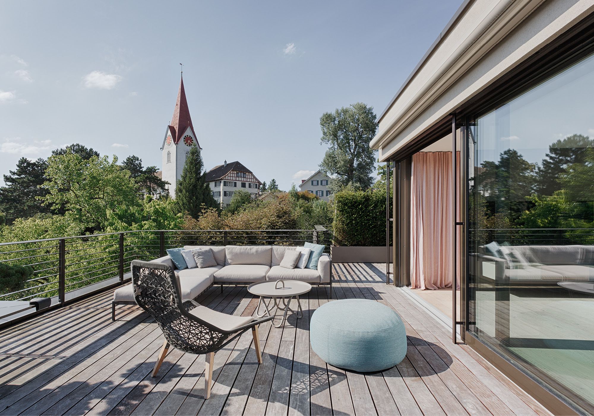 Roof terrace with seating and church tower – Single-family house in Zürich