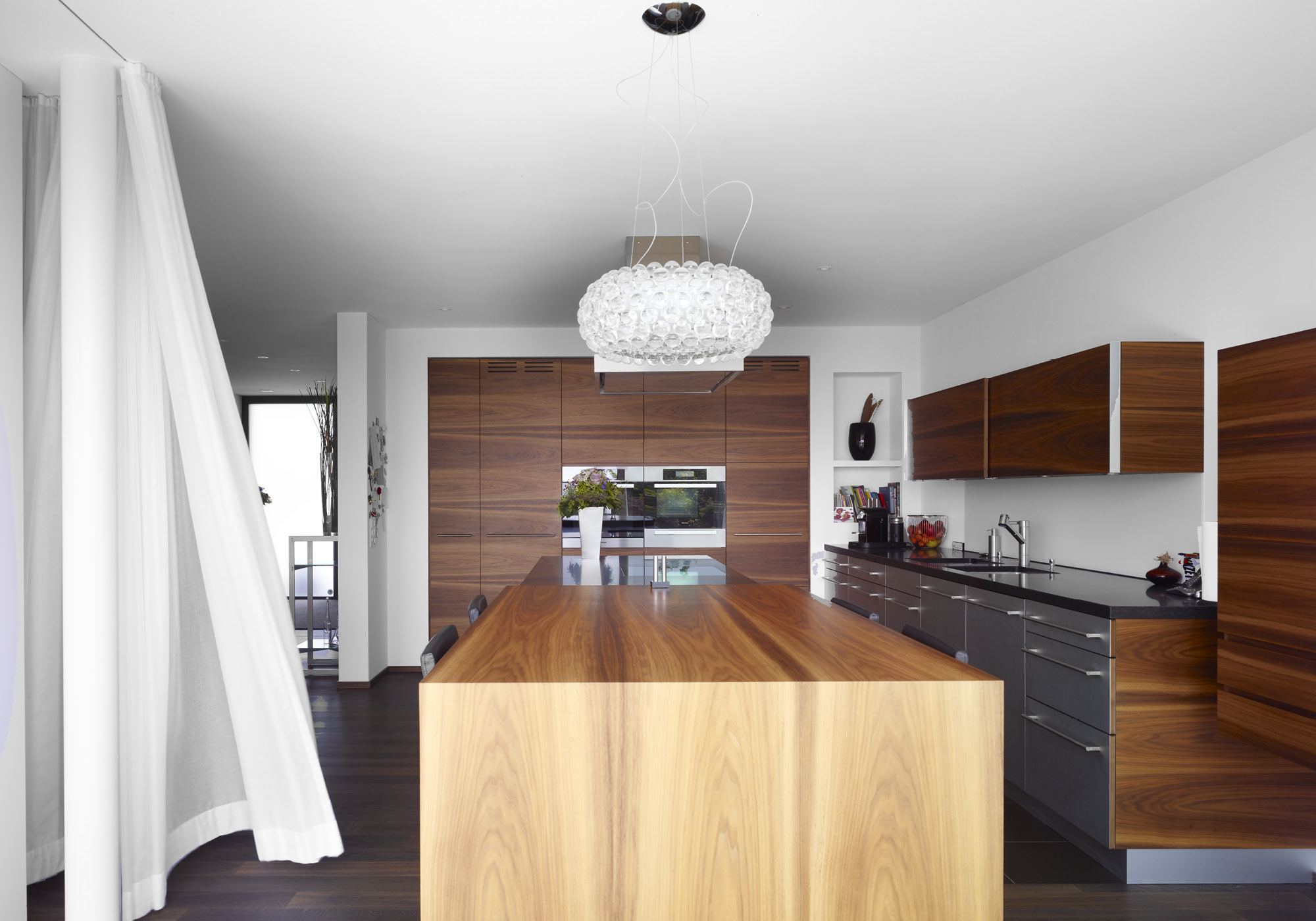 Timber island beneath the crystal chandelier – Single-family house in Russikon