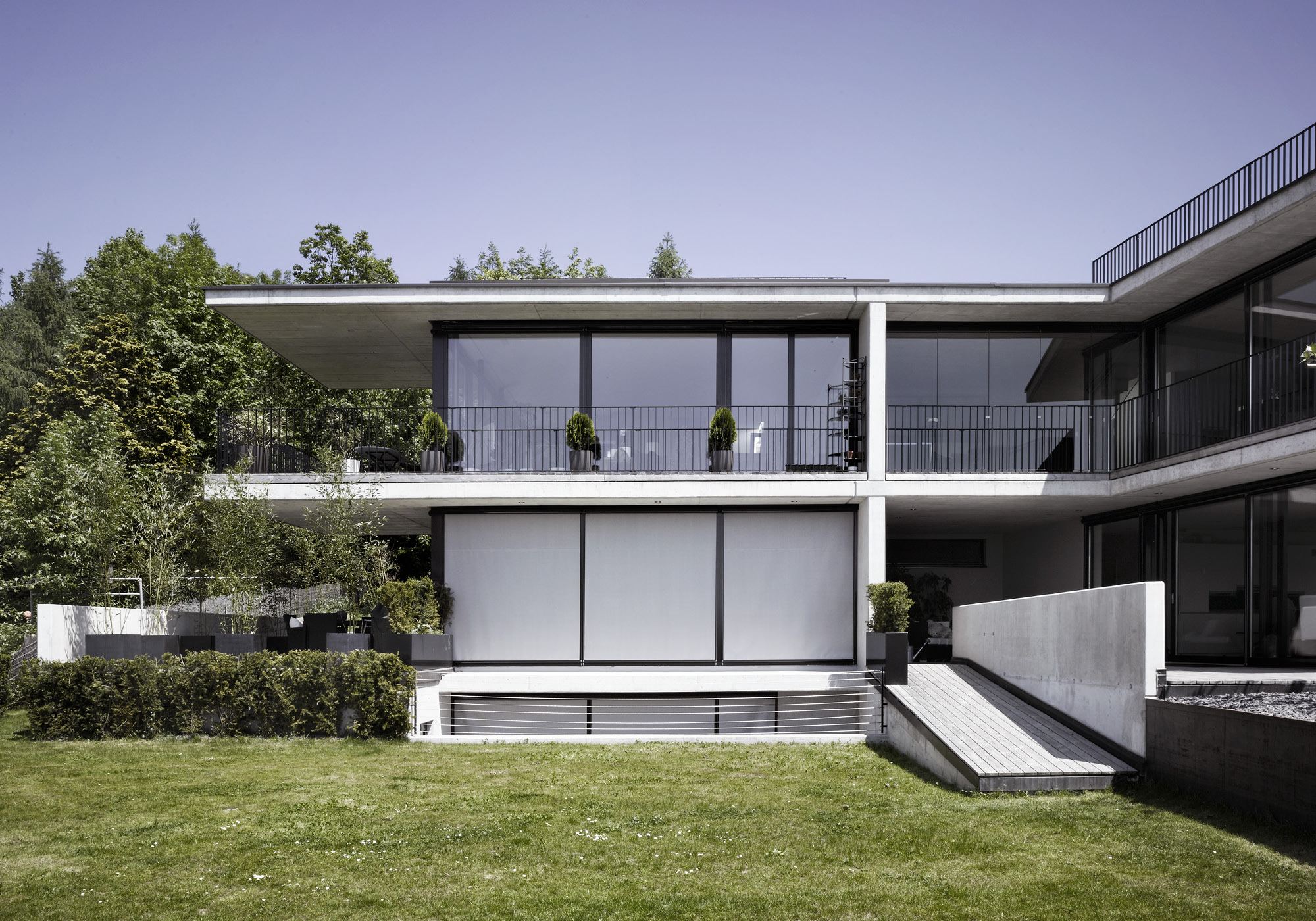 White apartment building with balconies and lawn – Apartment building in Uitikon