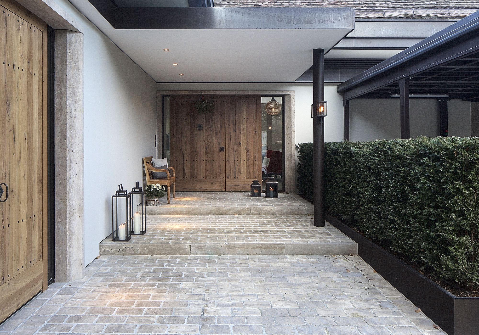 Entrance path with natural stone and timber door – Single-family house in Herrliberg