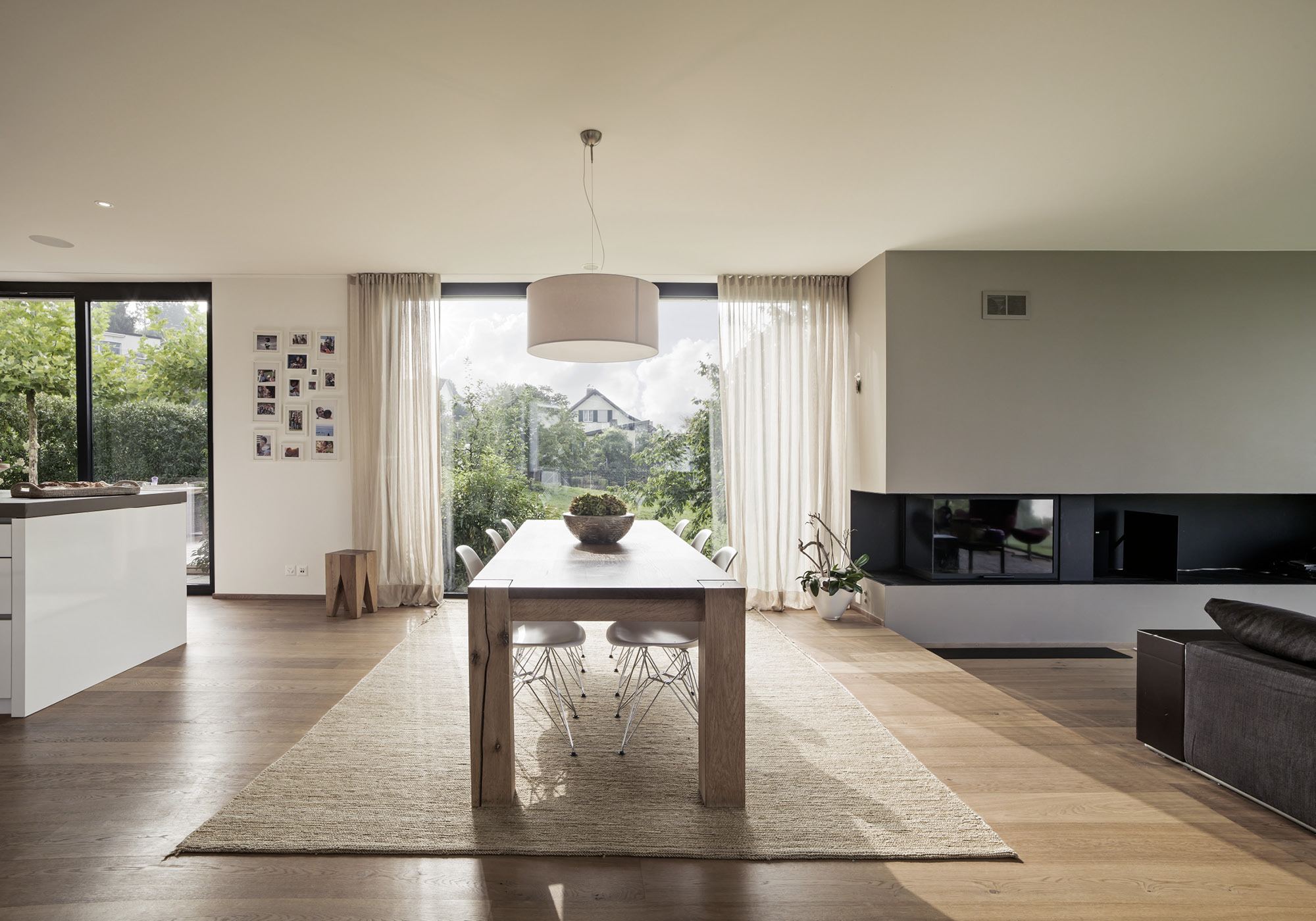 Timber dining table in the open living space – Single-family house in Uitikon