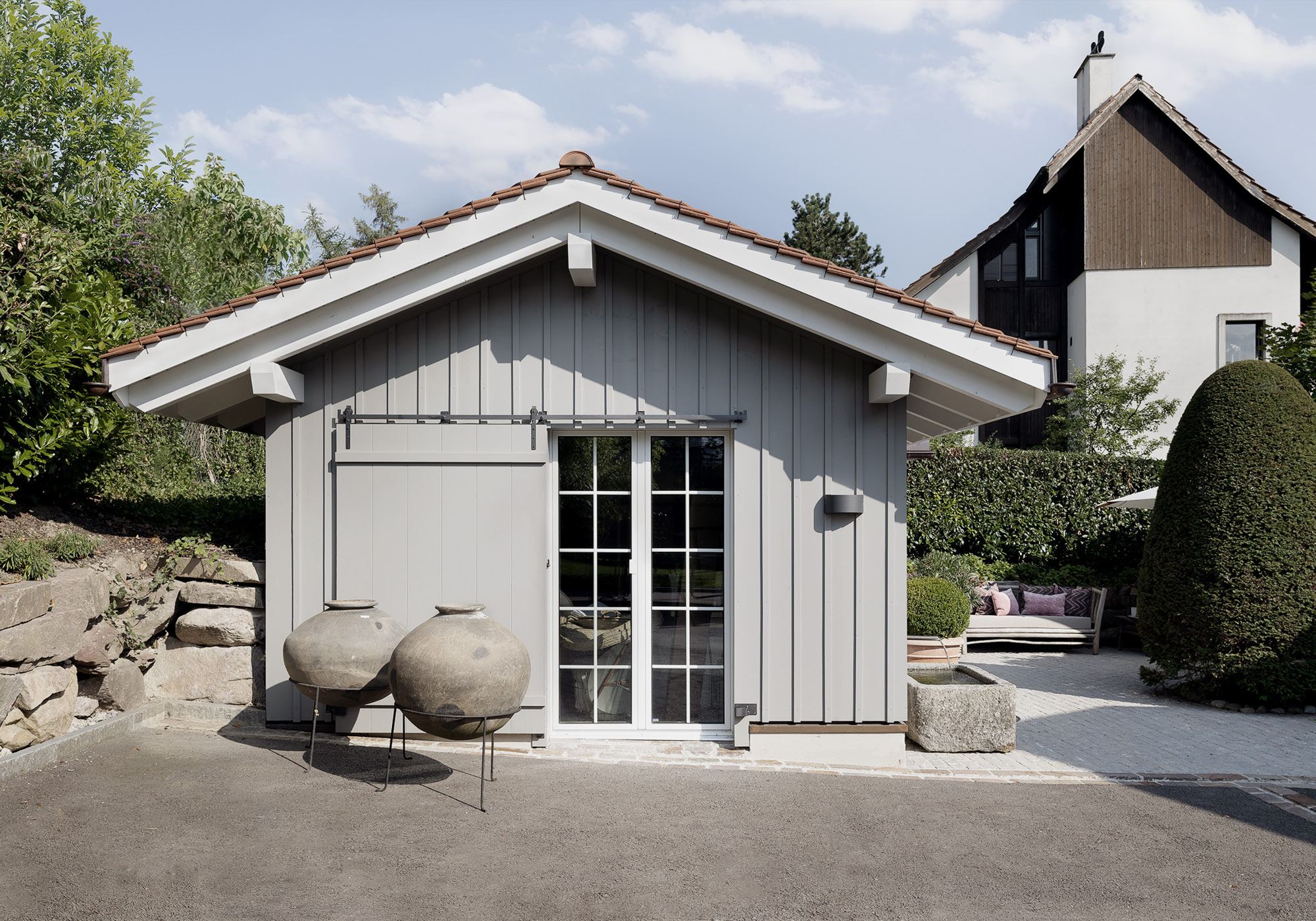 Garden house with French door and clay jars – Single-family house in Uitikon