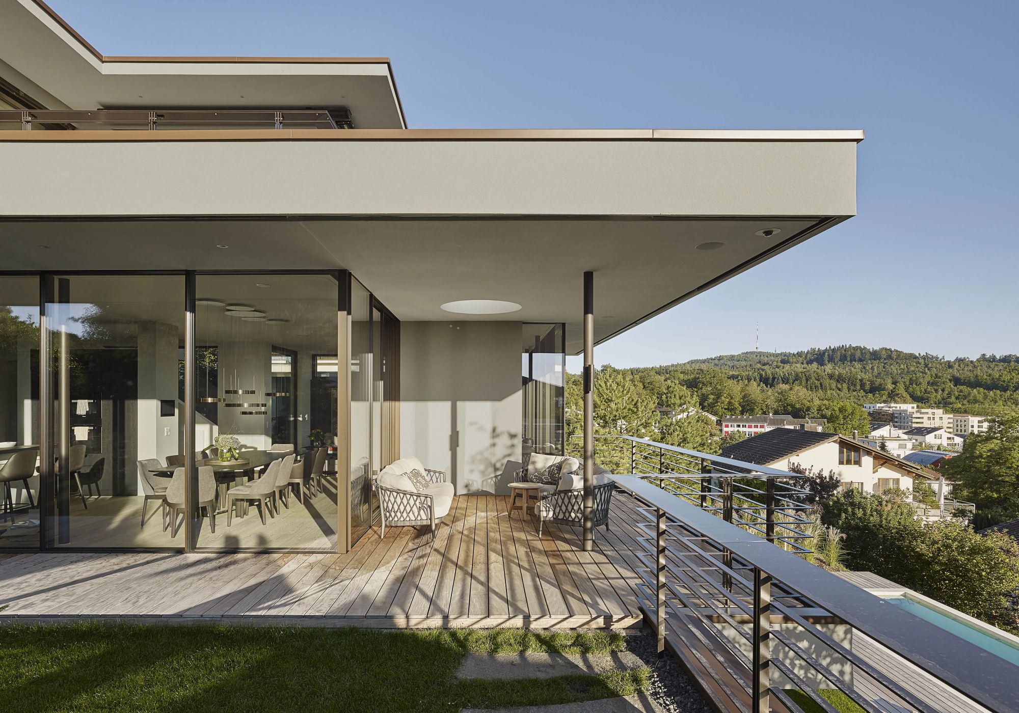 Terrace with glass balustrade and green outlook – Single-family house in Uitikon
