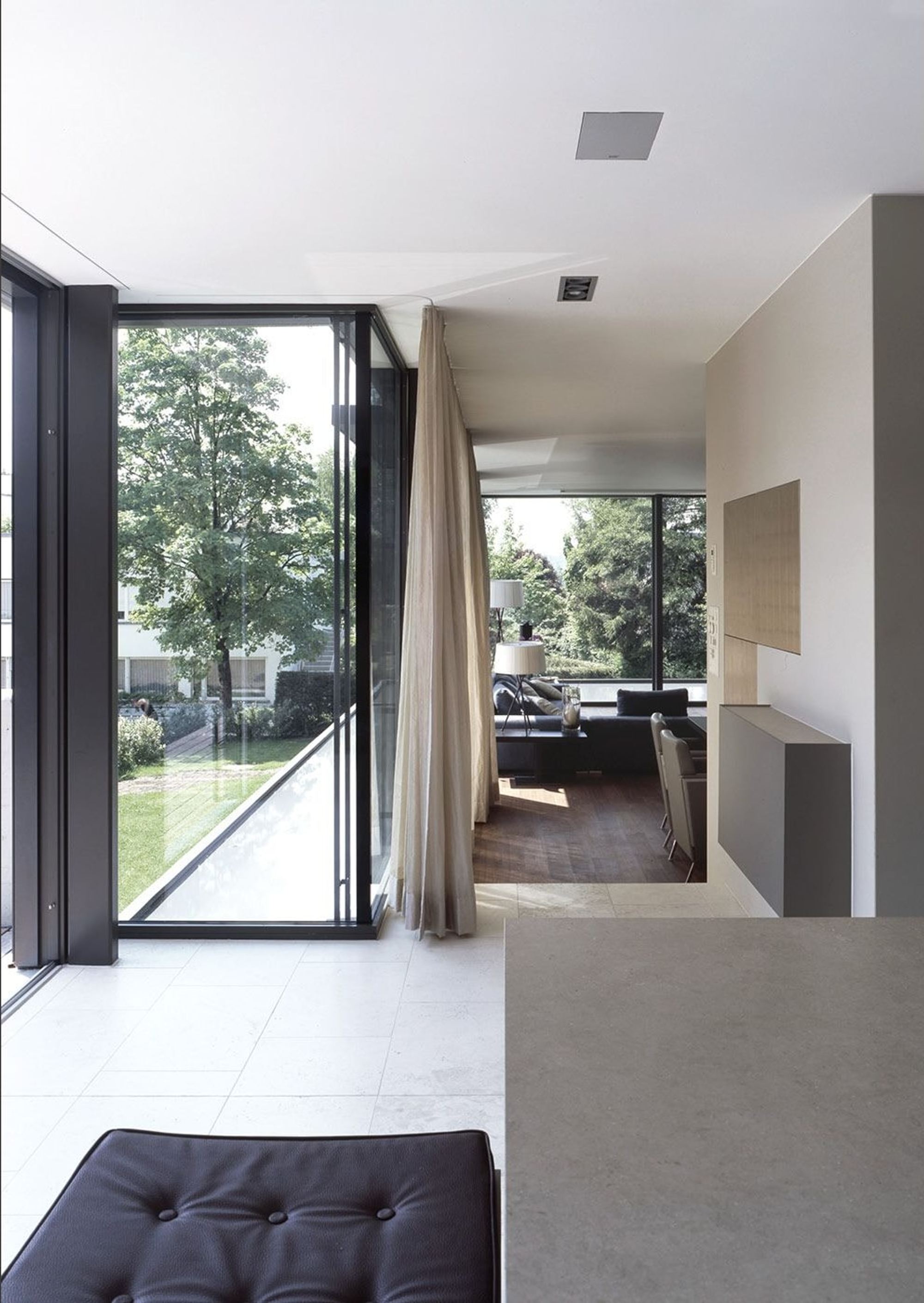 Passage with corner window to the garden – Single-family house in Uitikon