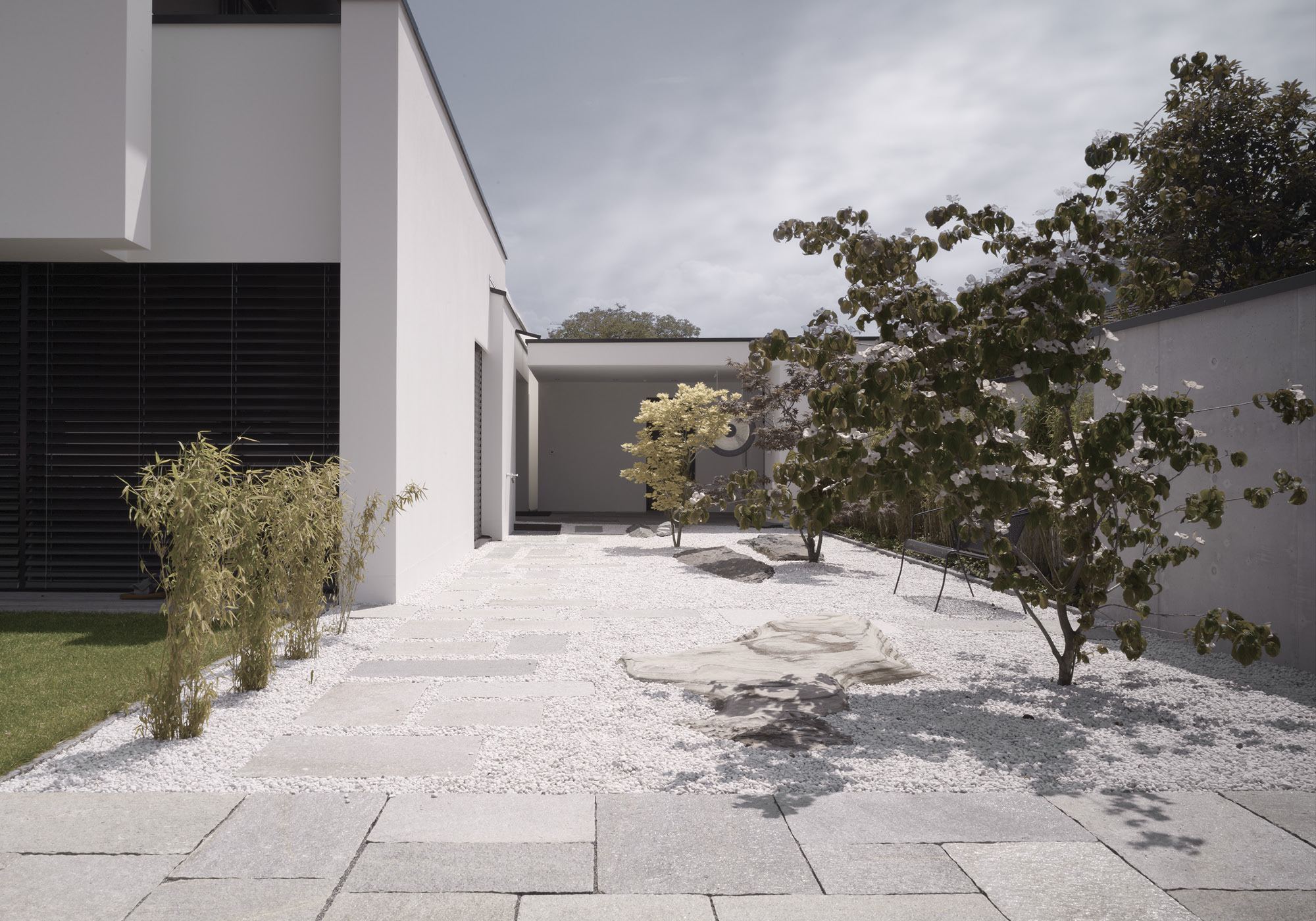 Courtyard with natural stone paving and tree – Single-family house in Schindellegi