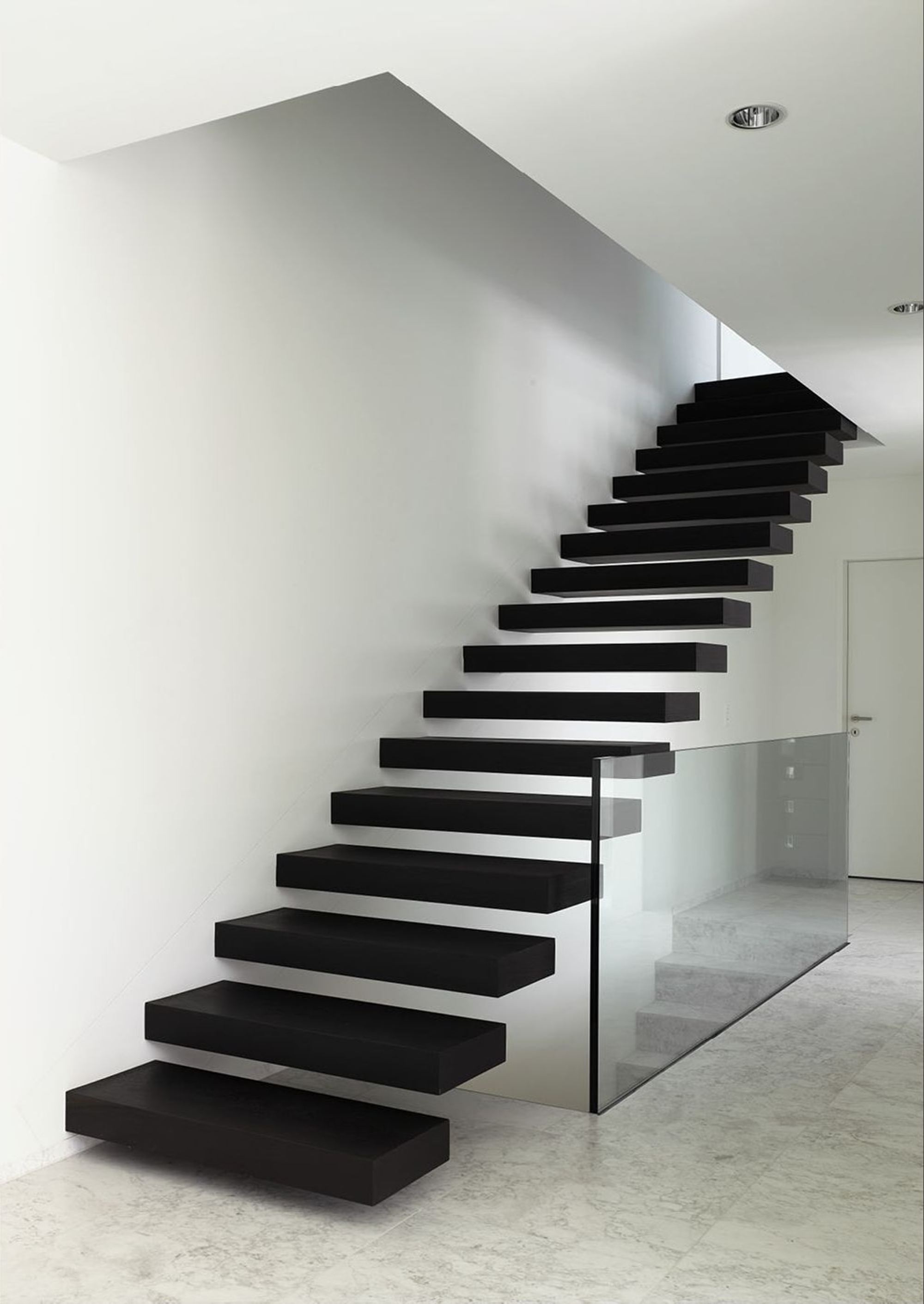 Floating black staircase with glass balustrade – Single-family house in Geroldswil