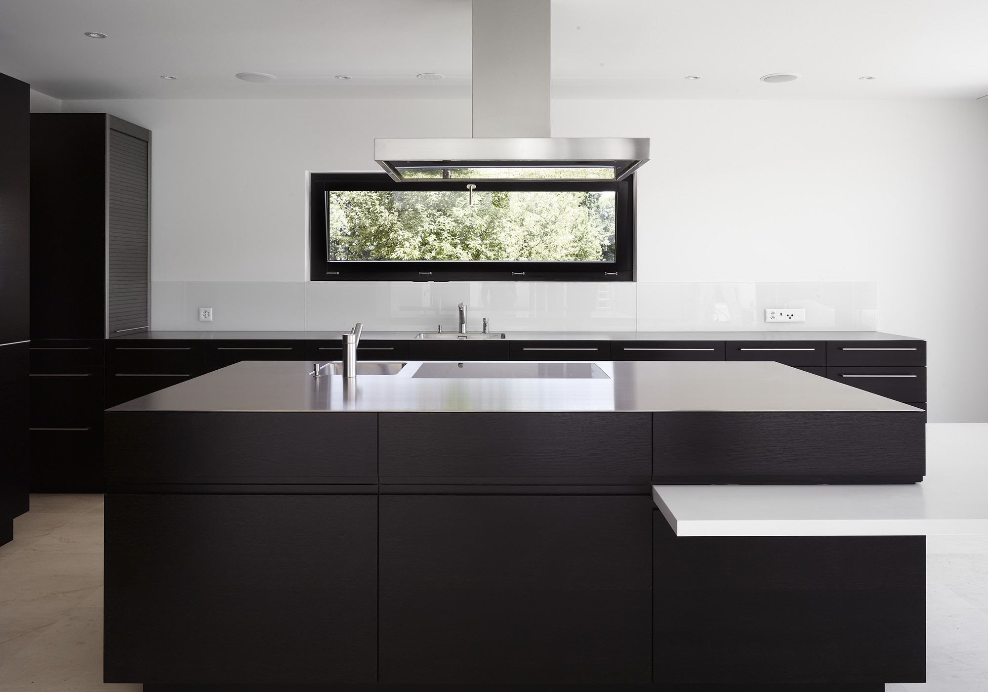 Kitchen with dark fronts and ribbon window – Single-family house in Mülligen