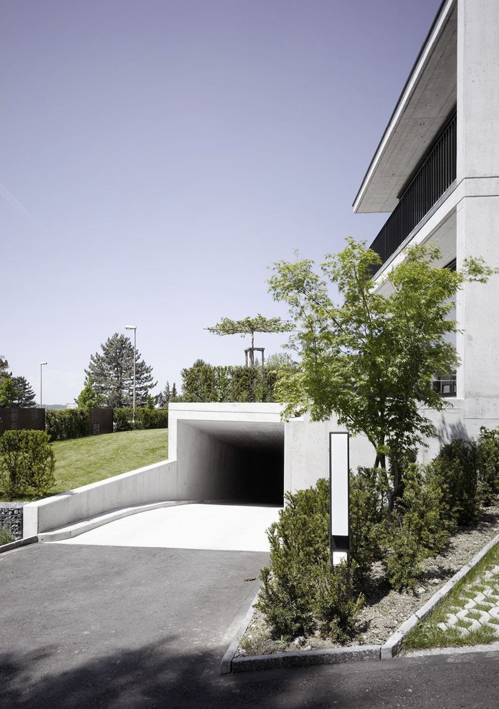 Access to the underground car park with planting – Apartment building in Uitikon