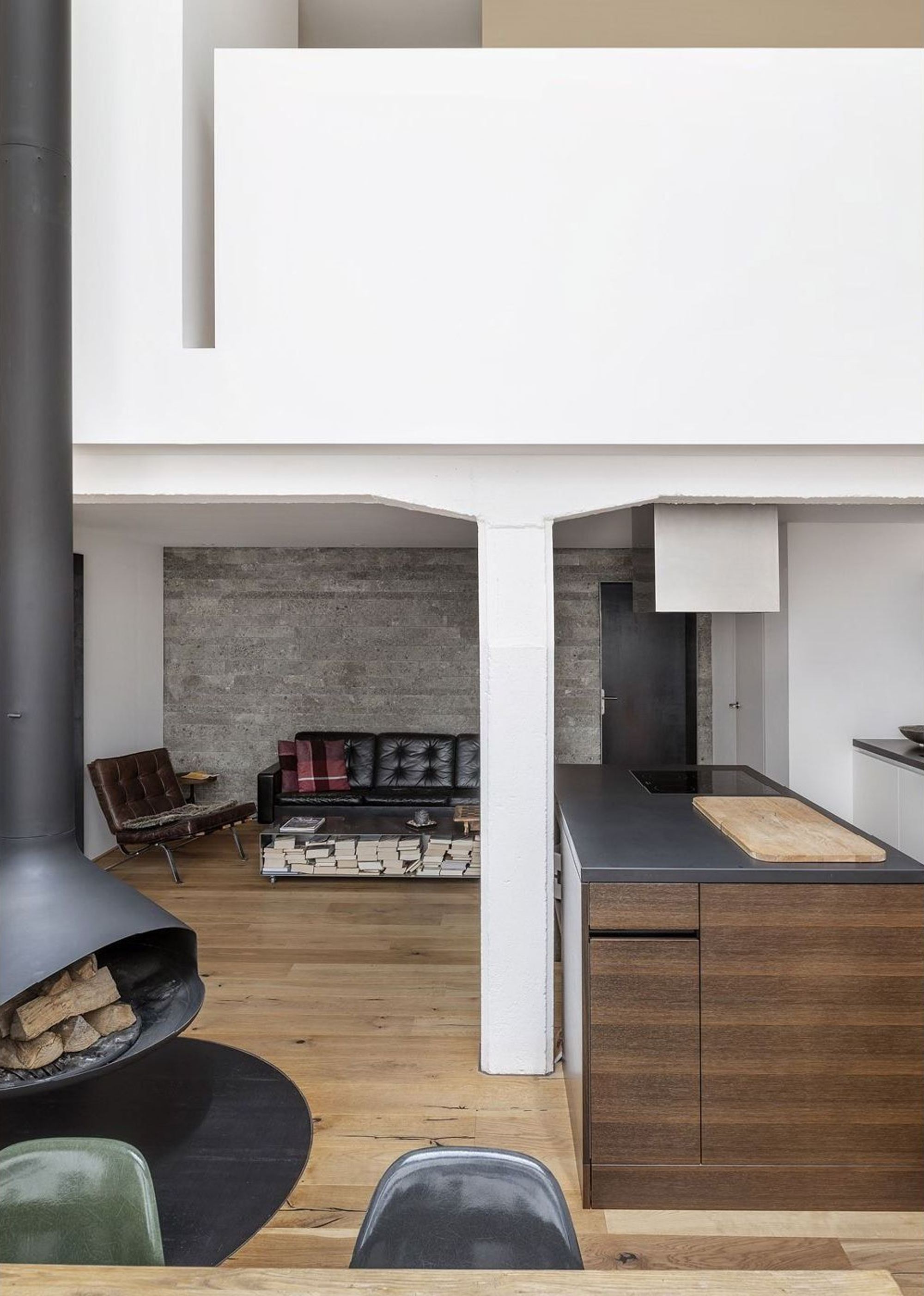 View into the living space with gallery and fireplace – Interiors and landscape, Wohlen AG