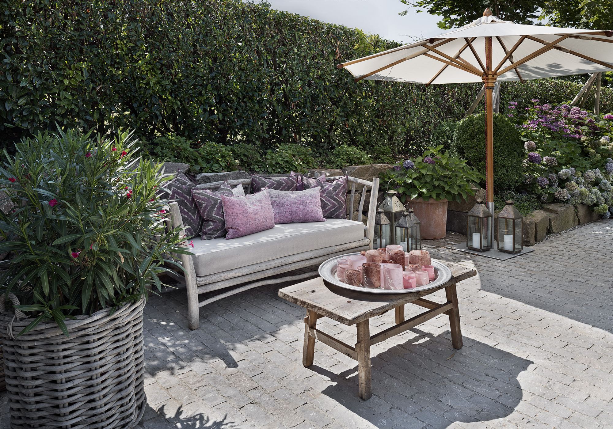 Lounge corner with sofa and parasol in the garden – Single-family house in Uitikon
