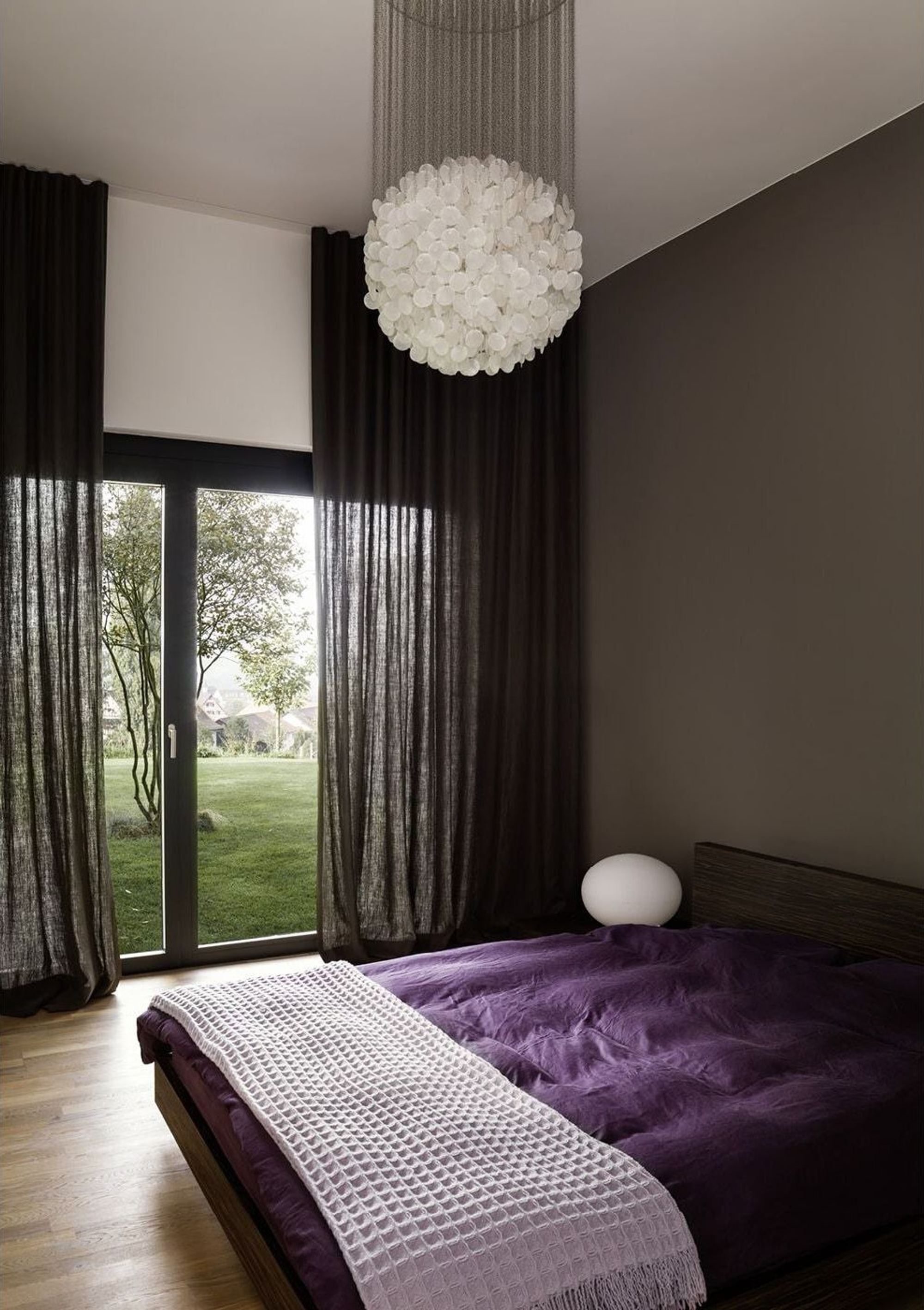 Bedroom with dark curtains and feather pendant – Single-family house in Uitikon