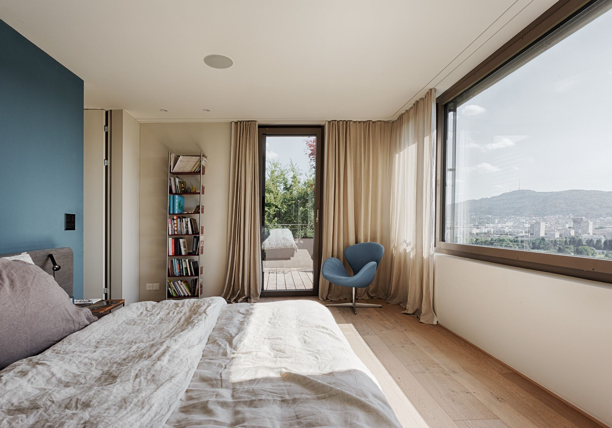 Bedroom with view over Zurich – Single-family house in Zürich