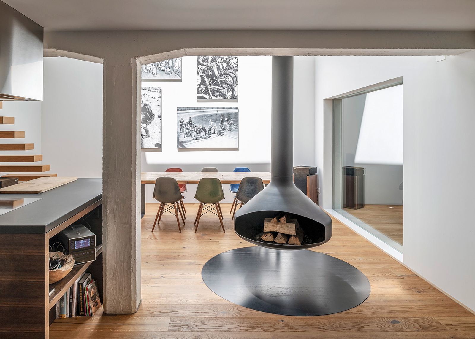 Suspended fireplace in the dining area