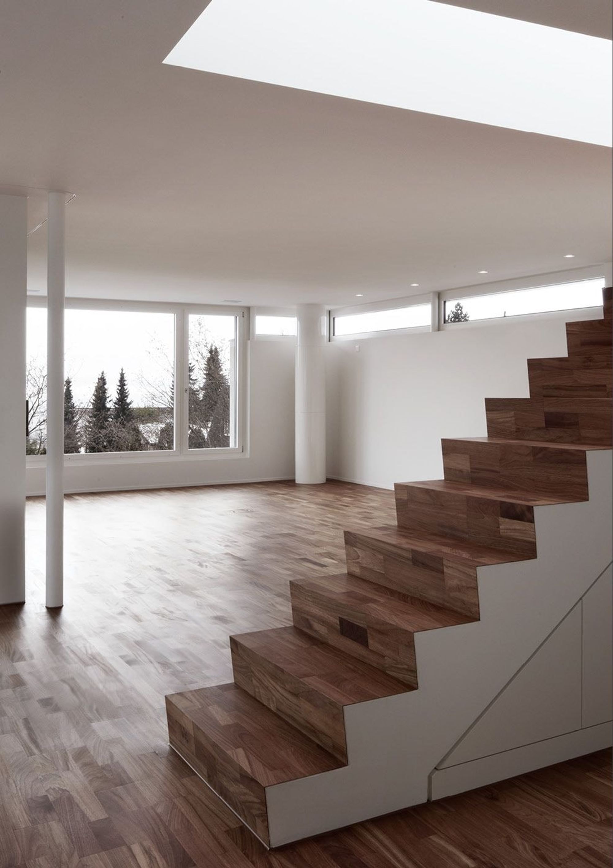 Timber staircase in the open living space – Apartment building in Uitikon