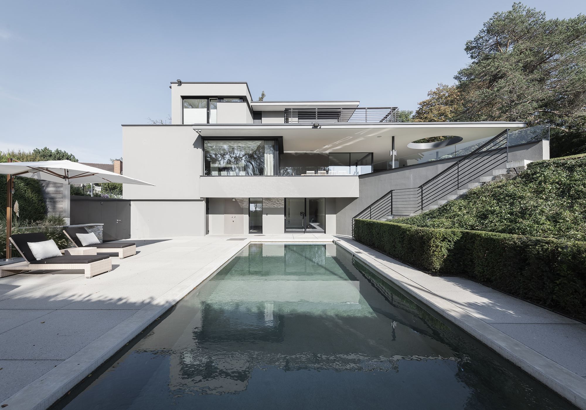 Pool in front of the garden facade with sun loungers – Single-family house in Küsnacht