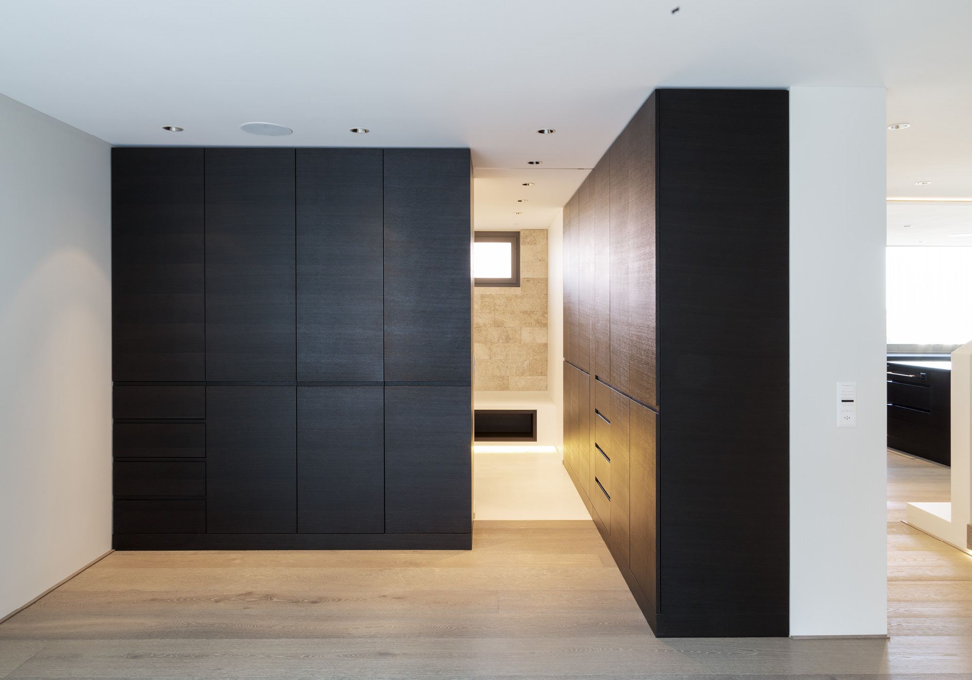 Dressing area with dark built-in wardrobes – Single-family house in Wollerau
