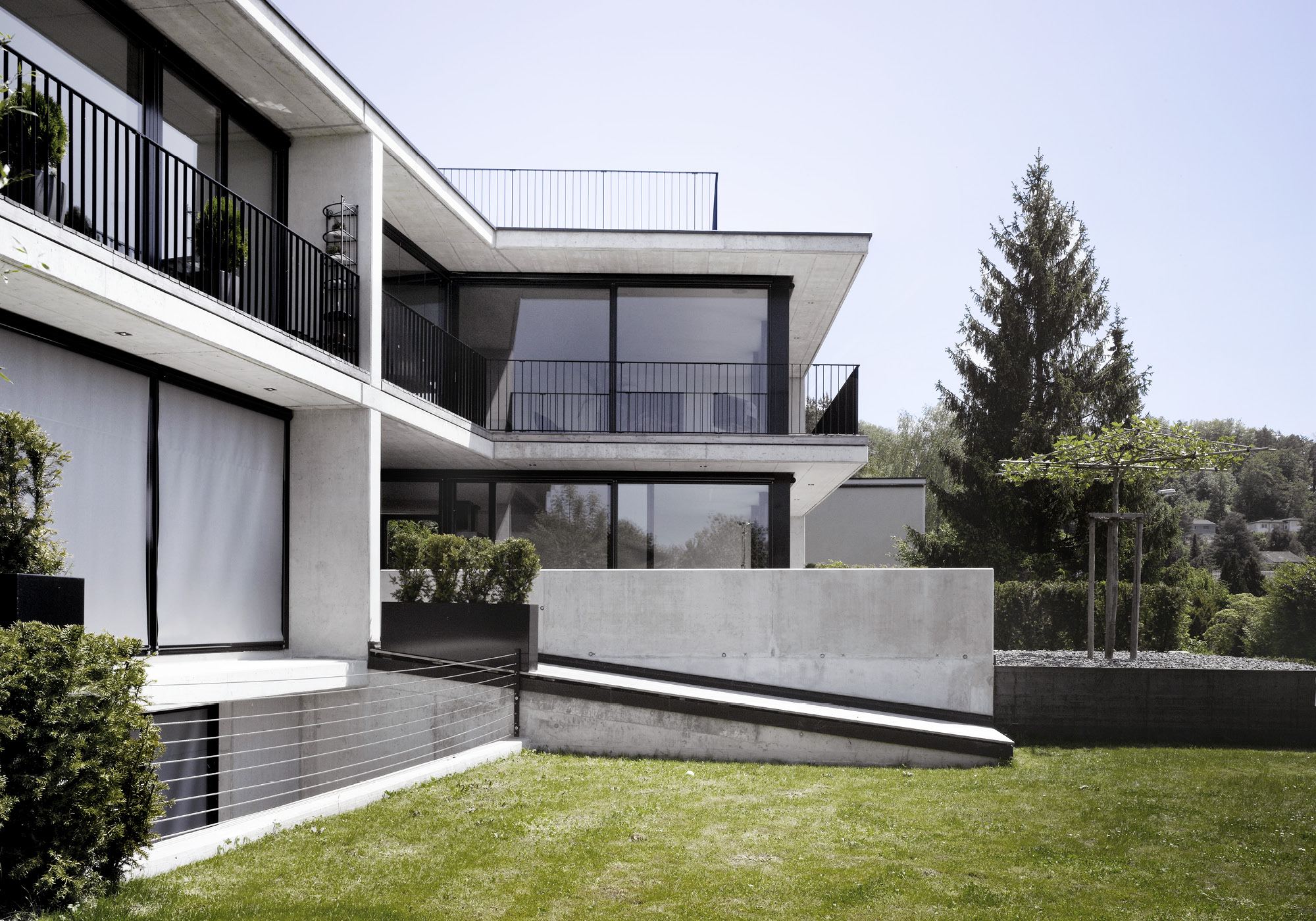 Balconies and ramp on the garden slope – Apartment building in Uitikon