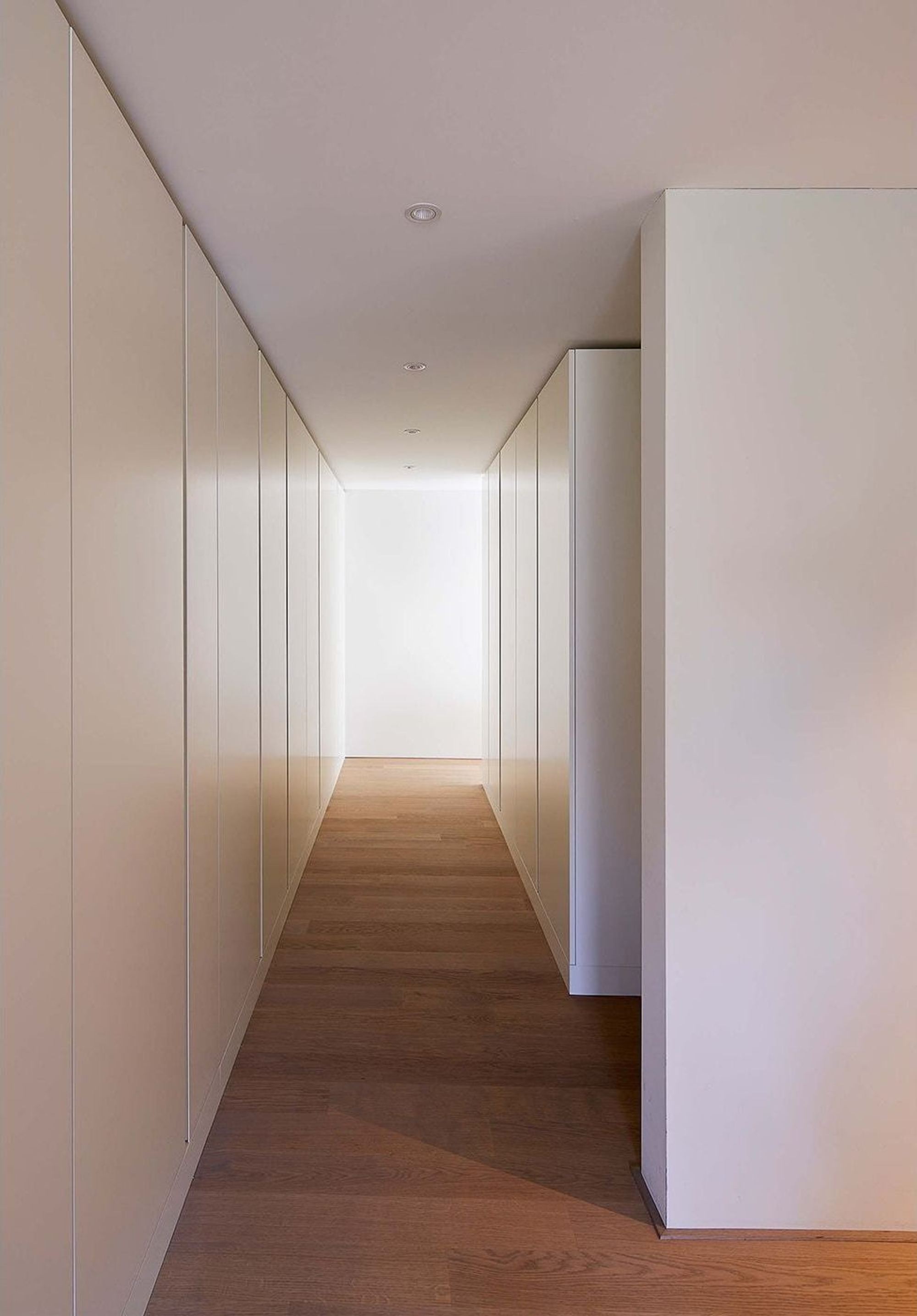 Hallway with white built-in cupboards and timber floor – Interiors and landscape, Zumikon