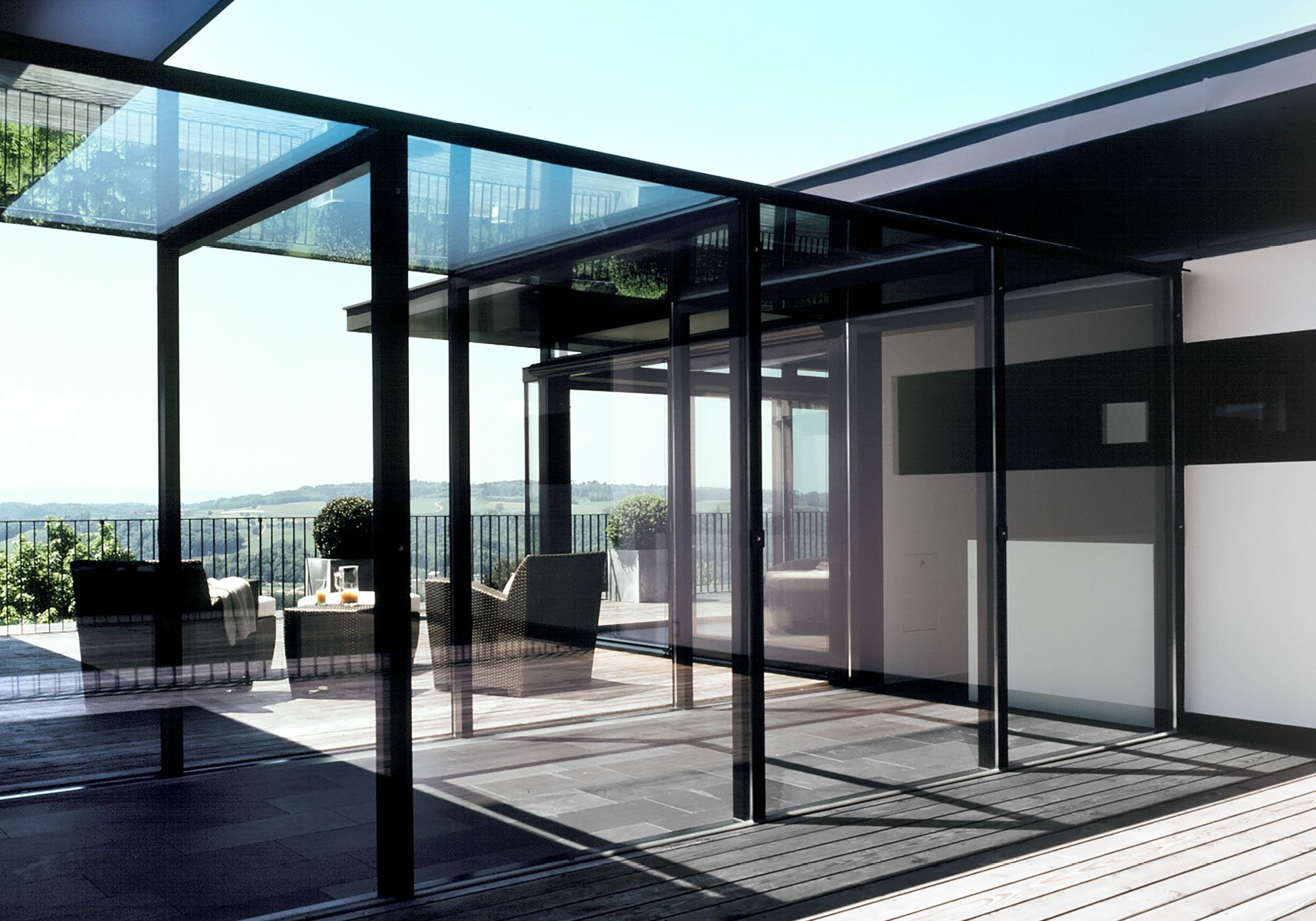 Glass roof above the timber terrace – Single-family house in Uitikon